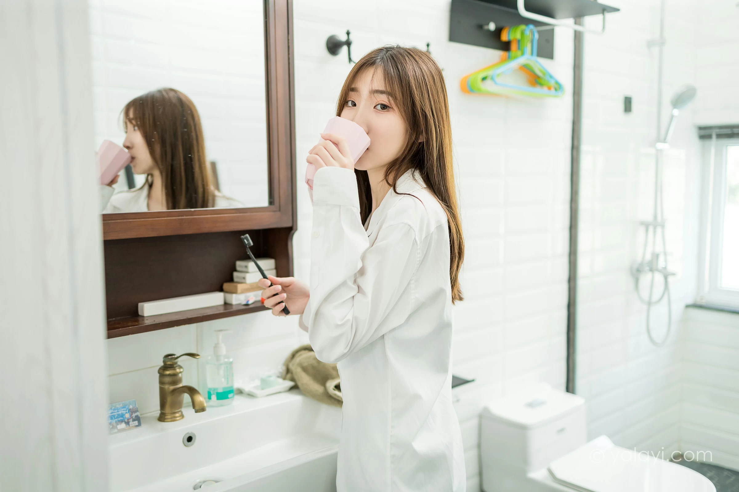 [YALAYI雅拉伊]NO.686 《亲爱的早安》 小乔 白色衬衫加牛仔热裤性感私房写真集第8张