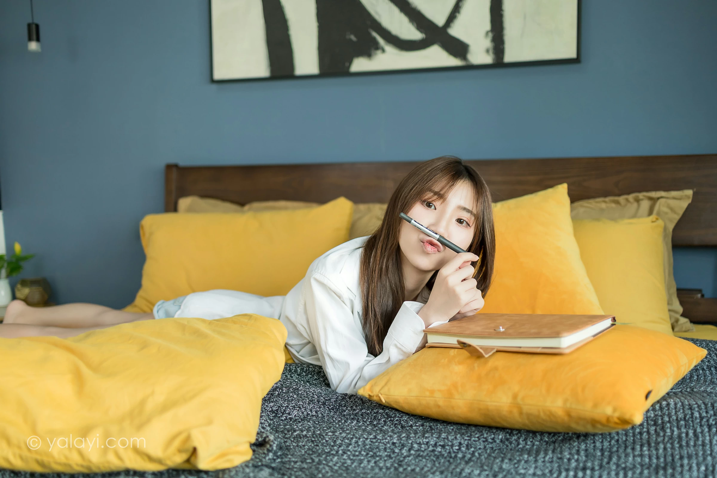 [YALAYI雅拉伊]NO.686 《亲爱的早安》 小乔 白色衬衫加牛仔热裤性感私房写真集第14张