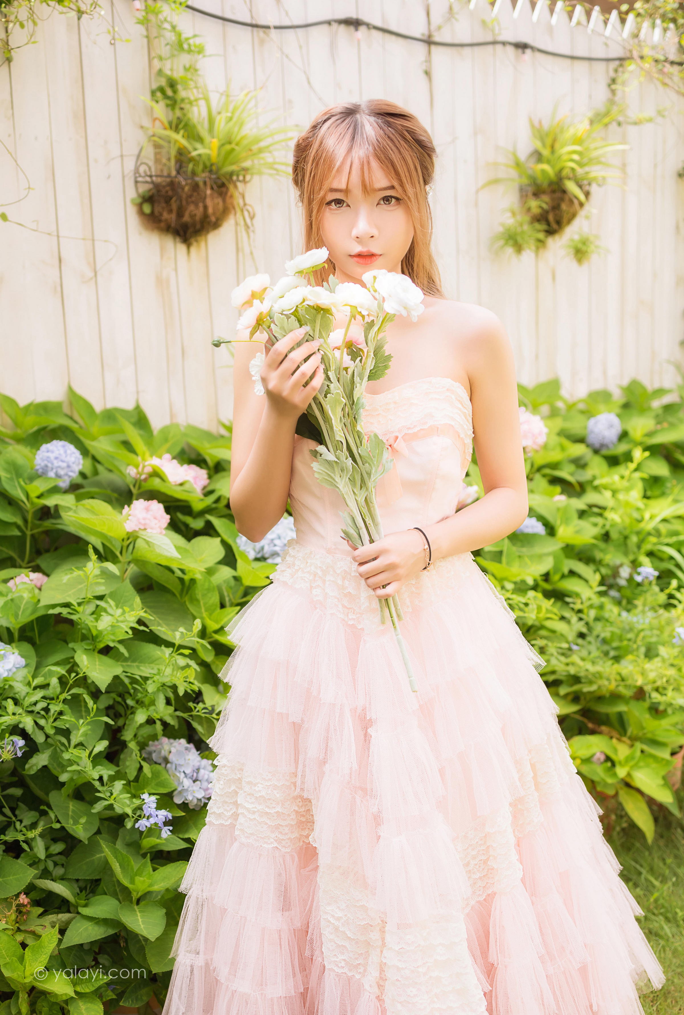 [YALAYI雅拉伊]2022.08.22 佳人 阿禾 粉色抹胸蕾丝加衣裙性感写真集第15张