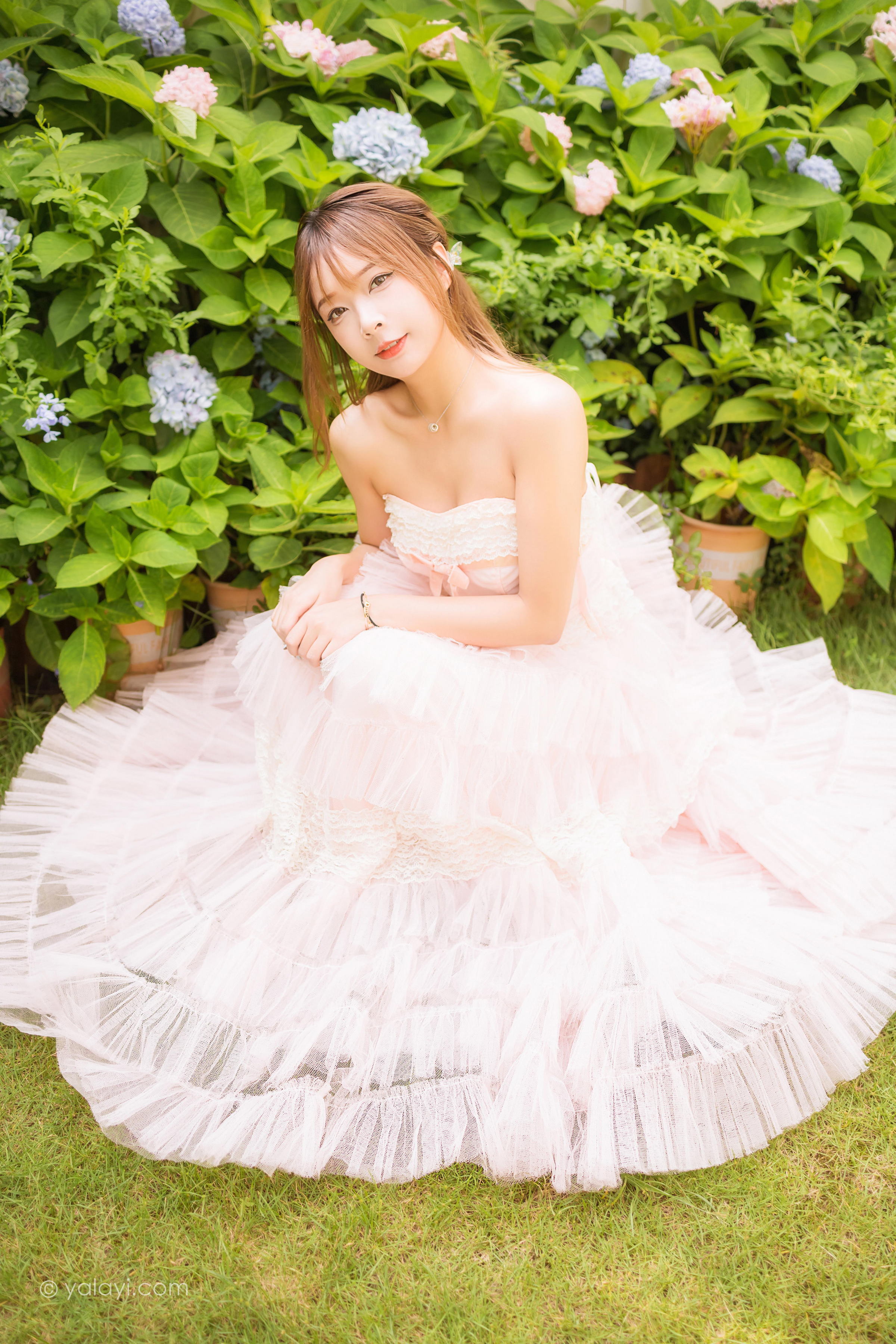 [YALAYI雅拉伊]2022.08.22 佳人 阿禾 粉色抹胸蕾丝加衣裙性感写真集第1张