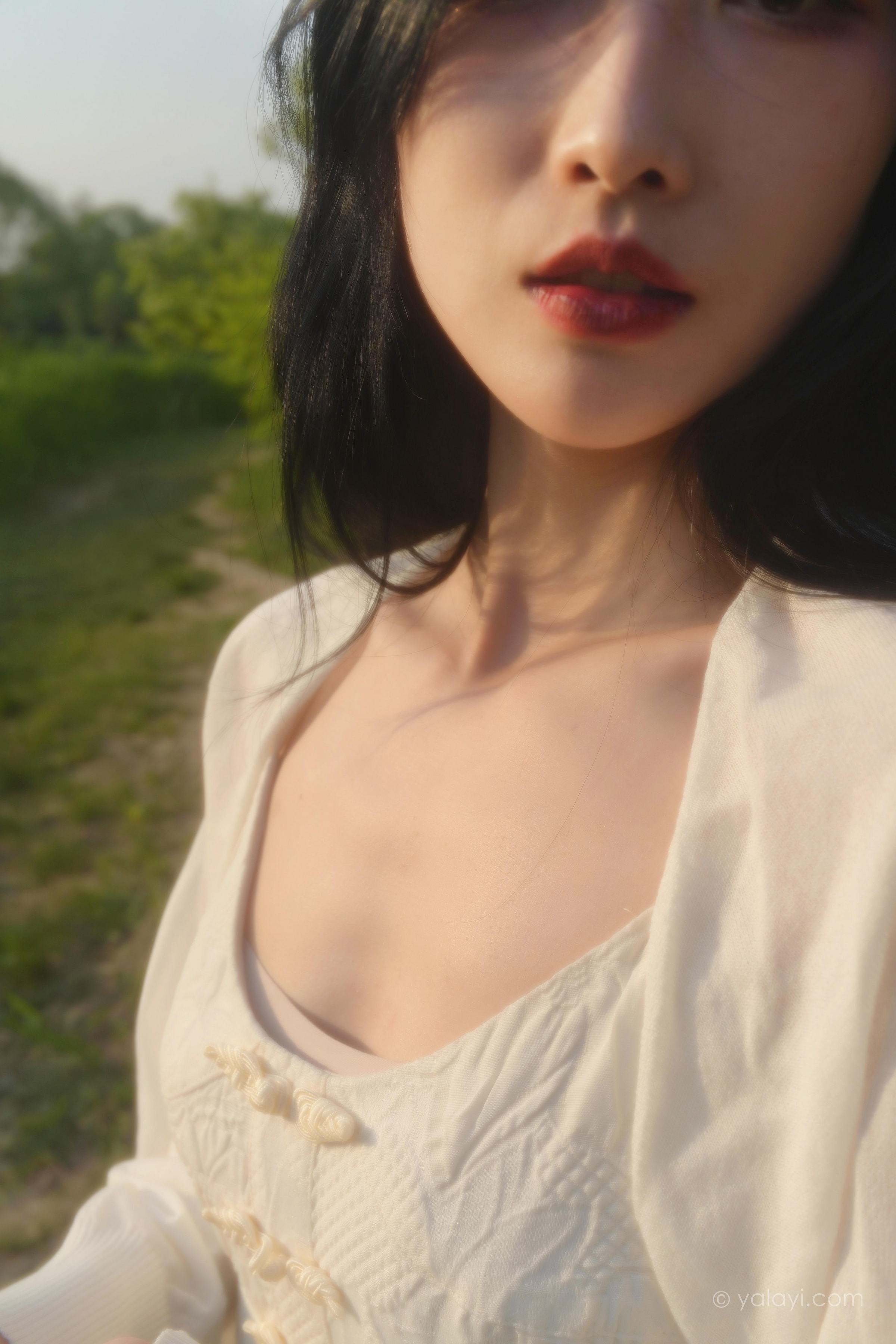 [YALAYI雅拉伊]2022.08.26 梦回 佳佳 白色透视小外套加吊带连衣裙清纯写真集第11张