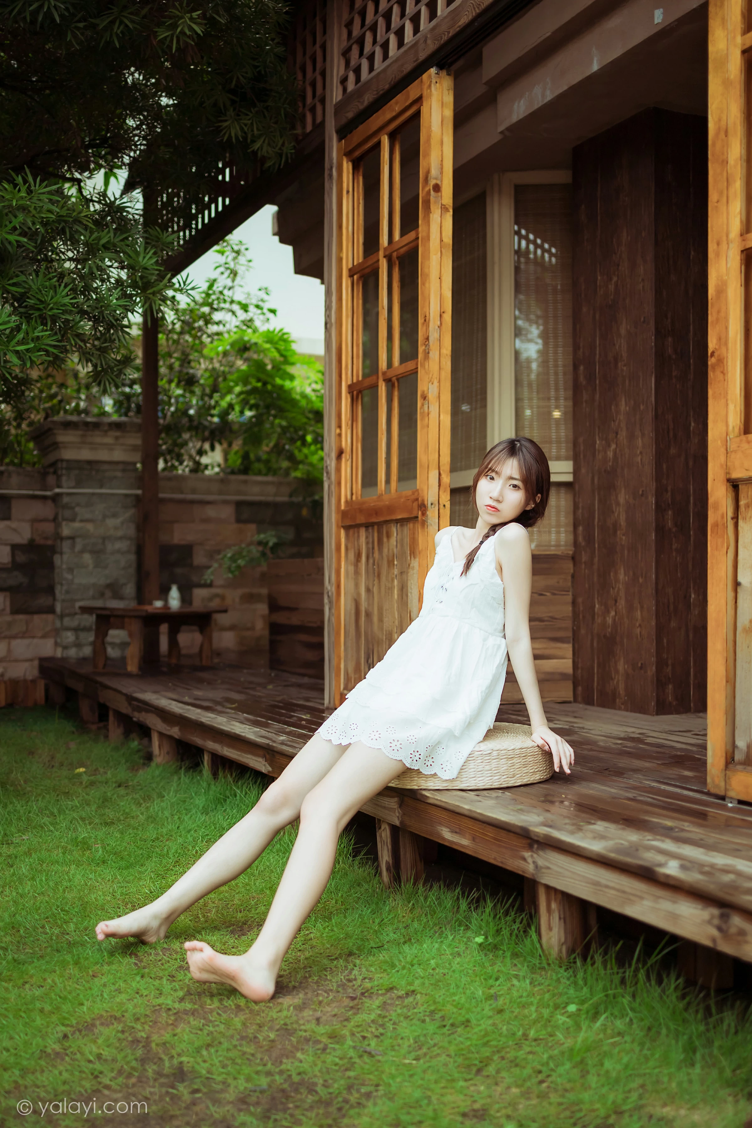 [YALAYI雅拉伊]NO.715 《雨后花园》 小乔 白色吊带连衣裙居家私房写真集第7张