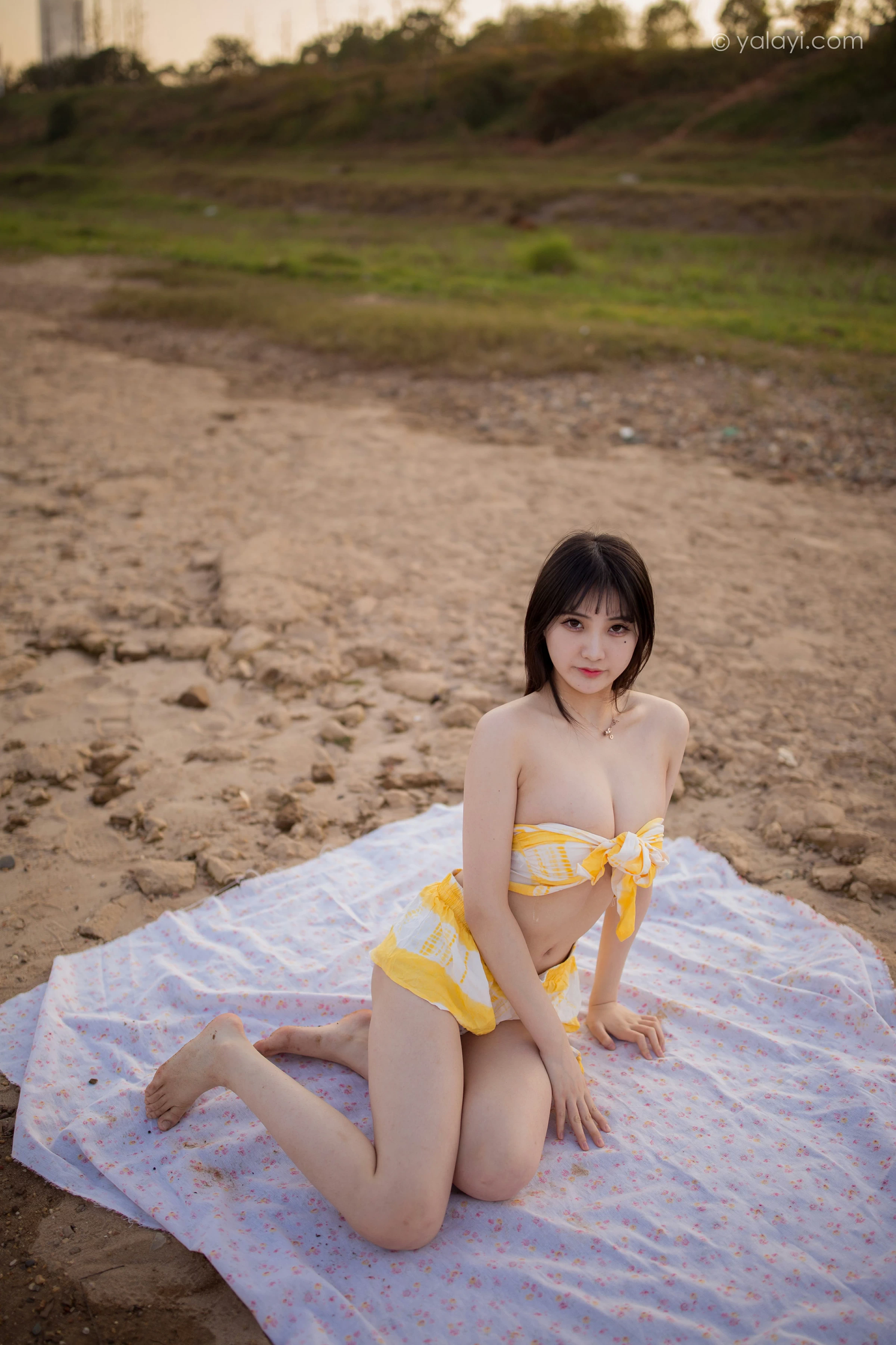 [YALAYI雅拉伊]NO.740 《令我忘餐》 瓶儿 黄色比基尼泳装加短裤性感写真集第5张