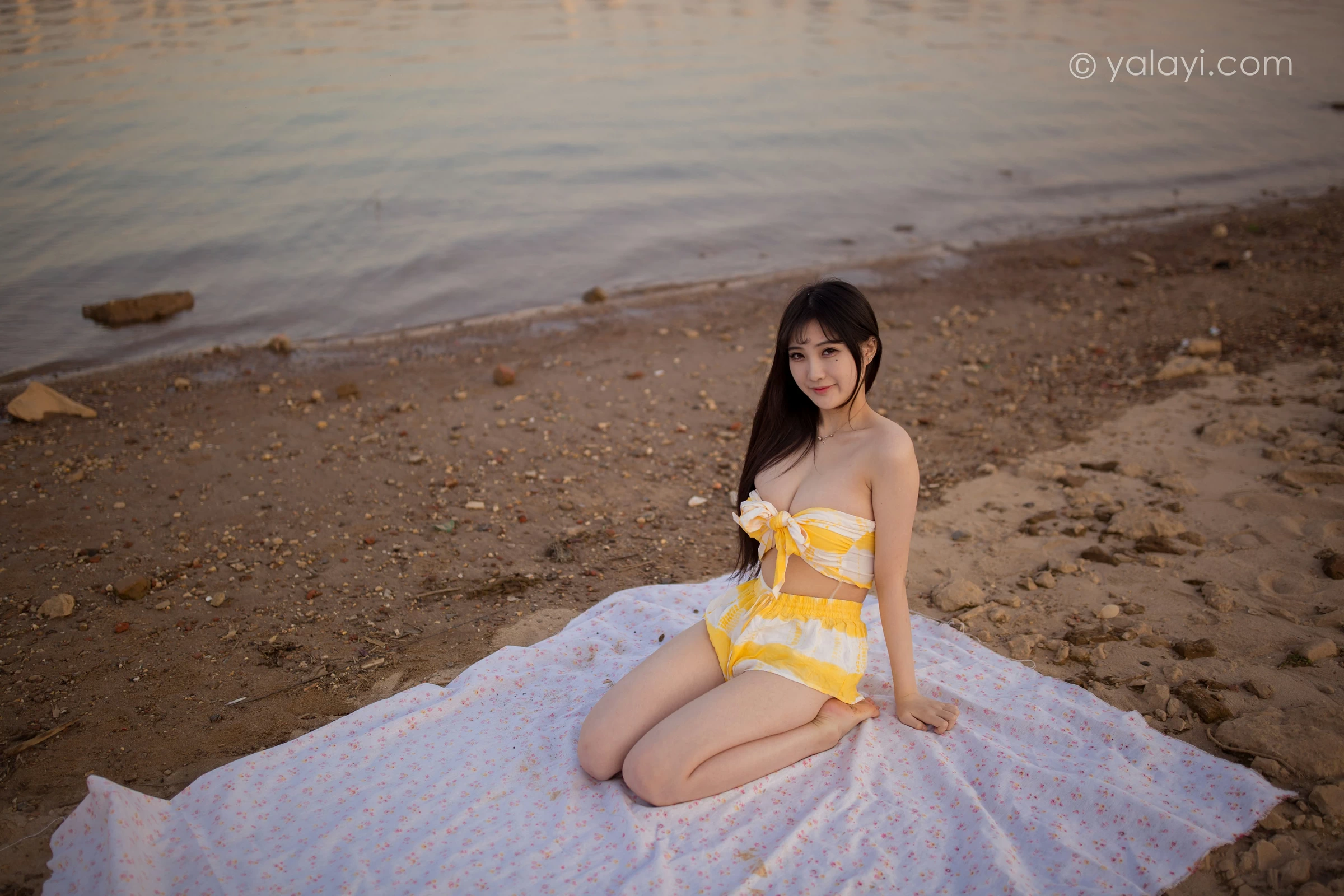 [YALAYI雅拉伊]NO.740 《令我忘餐》 瓶儿 黄色比基尼泳装加短裤性感写真集第9张