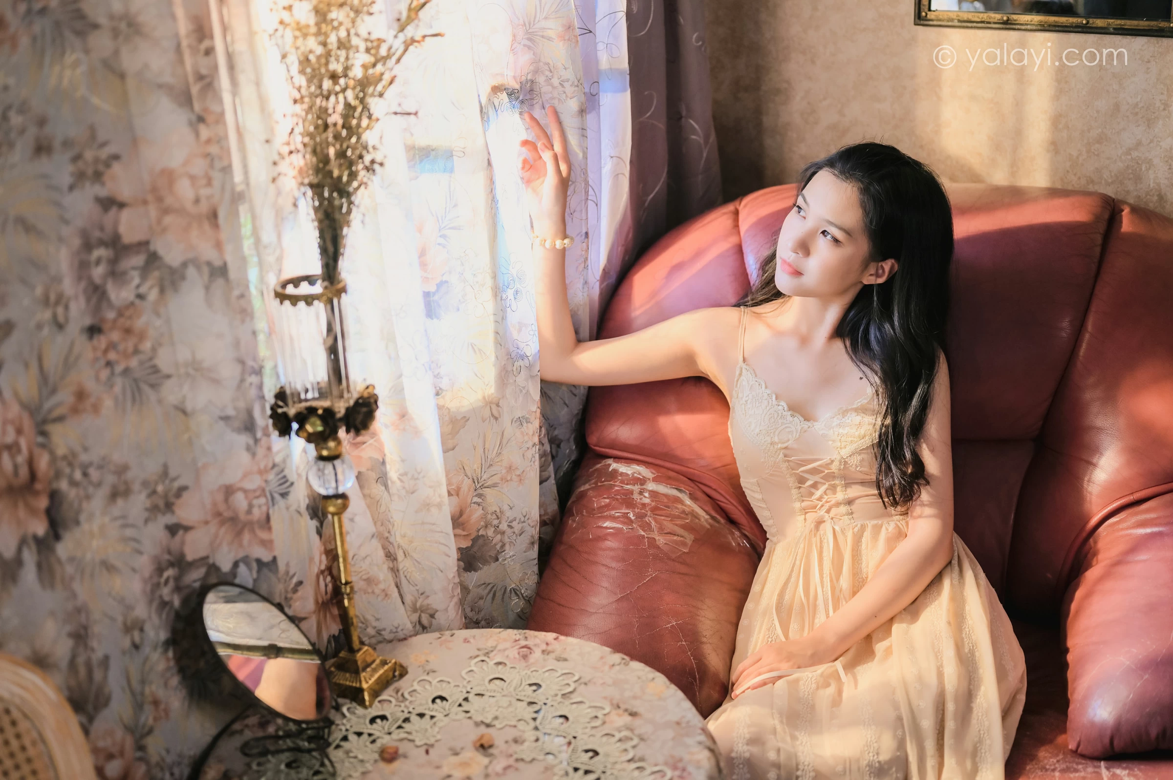 [YALAYI雅拉伊]NO.688 《盼》 方岚 白色吊带蕾丝连衣裙居家私房写真集第3张