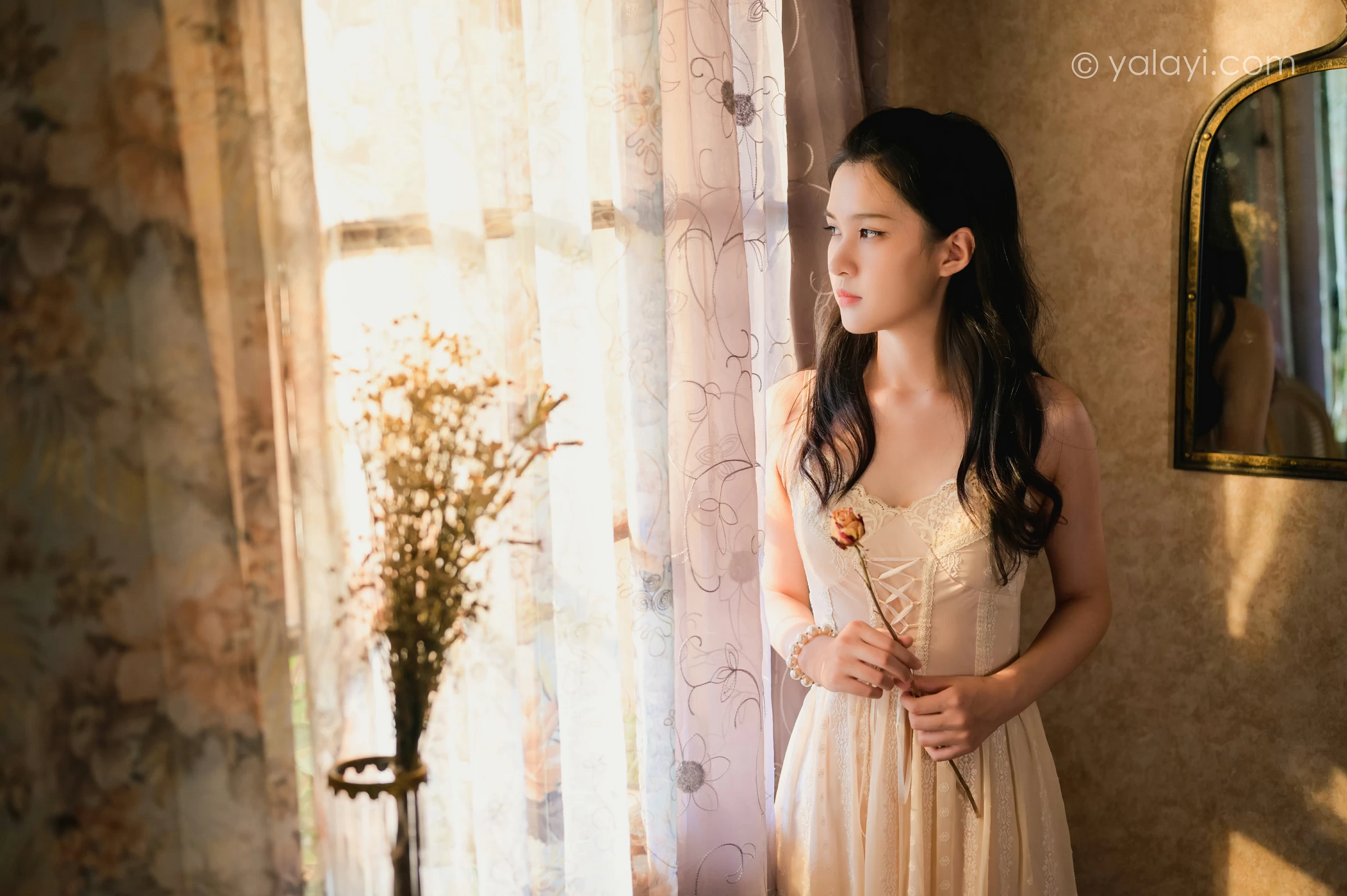 [YALAYI雅拉伊]NO.688 《盼》 方岚 白色吊带蕾丝连衣裙居家私房写真集第3张