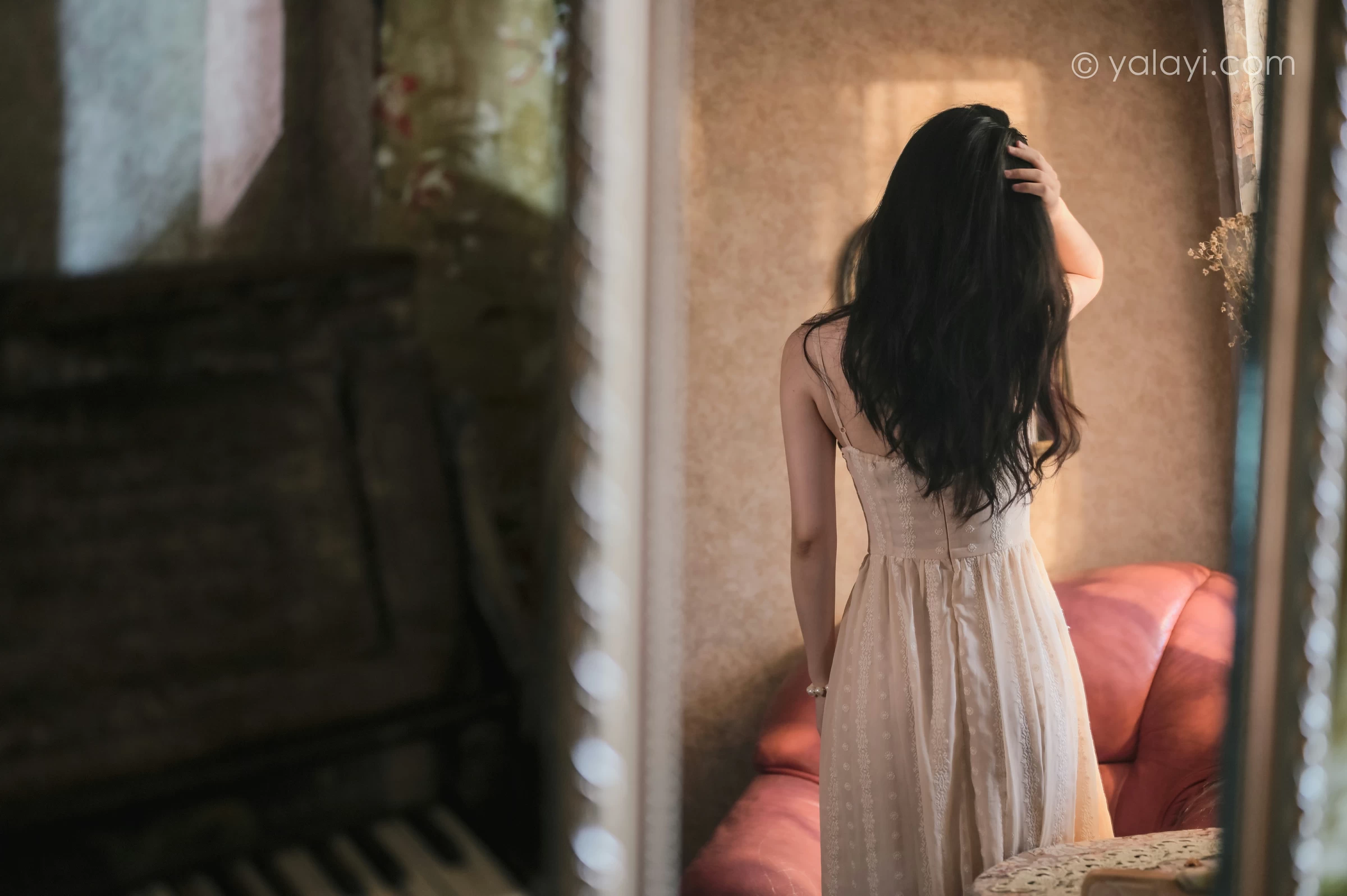[YALAYI雅拉伊]NO.688 《盼》 方岚 白色吊带蕾丝连衣裙居家私房写真集第3张