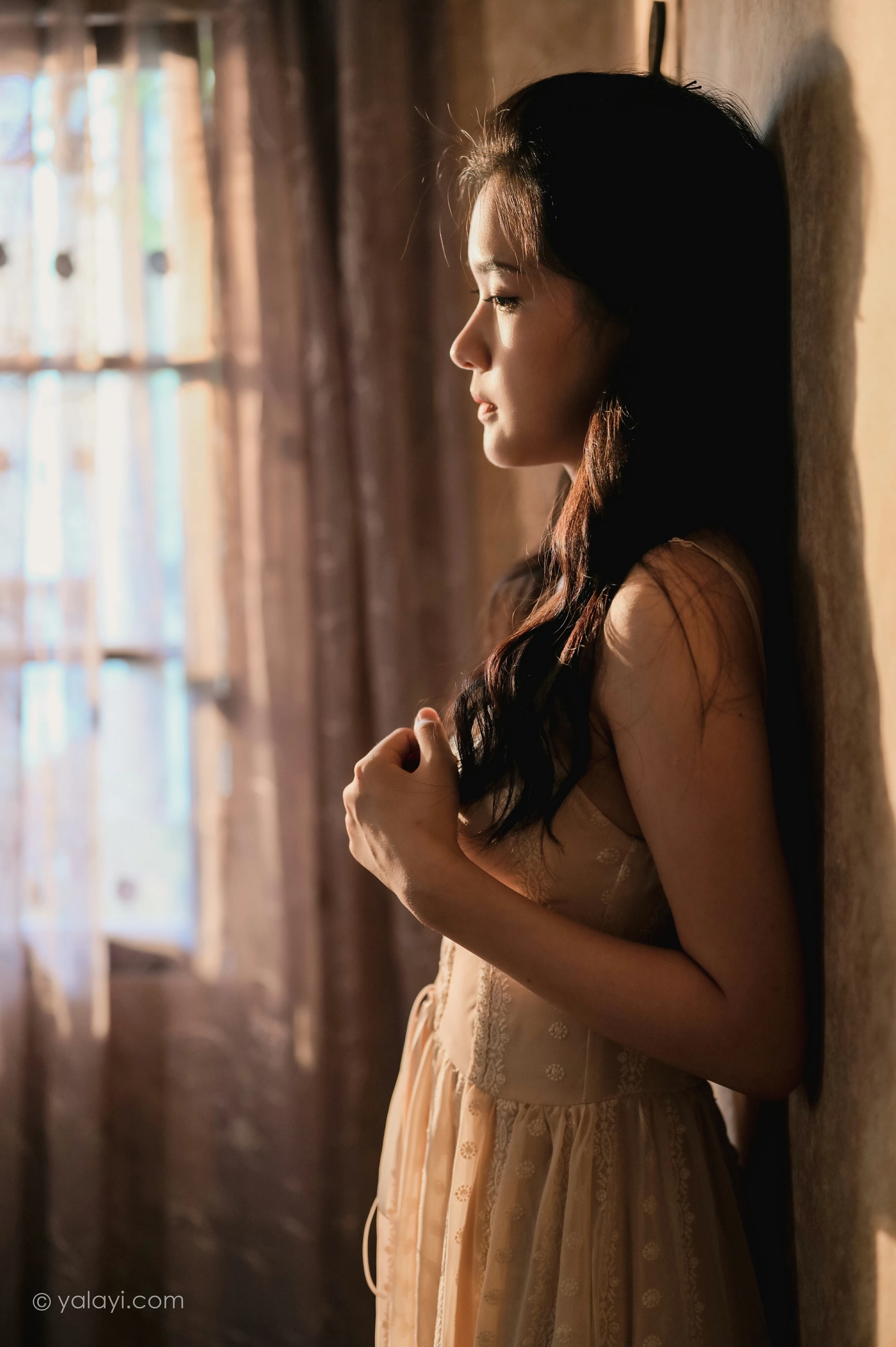 [YALAYI雅拉伊]NO.688 《盼》 方岚 白色吊带蕾丝连衣裙居家私房写真集第16张