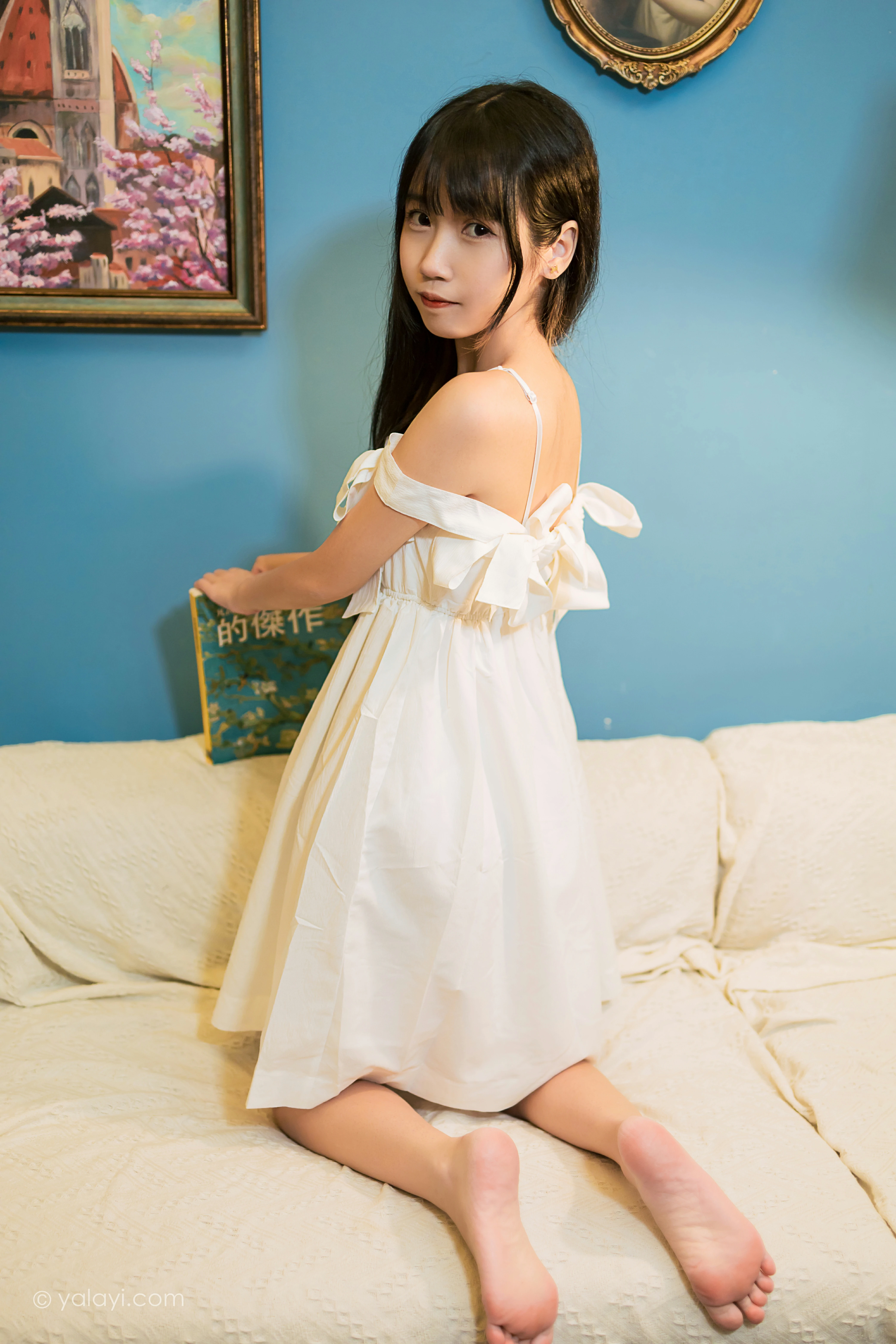 [YALAYI雅拉伊]NO.857 谁的杰作 弈思 白色吊带连衣裙居家性感写真集第11张