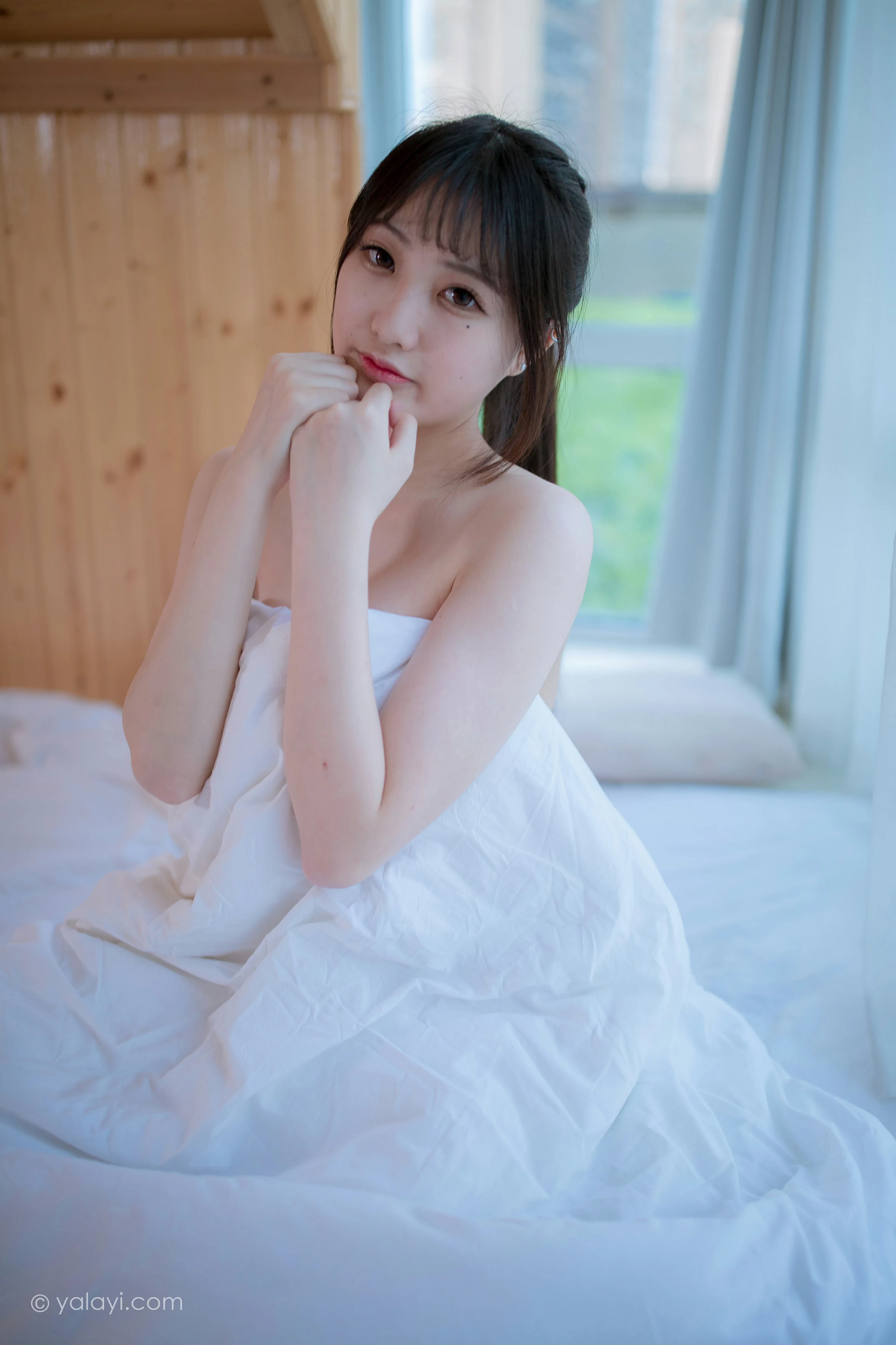 [YALAYI雅拉伊]NO.694 《木屋时光》 瓶儿 白色连身背心性感私房写真集第11张