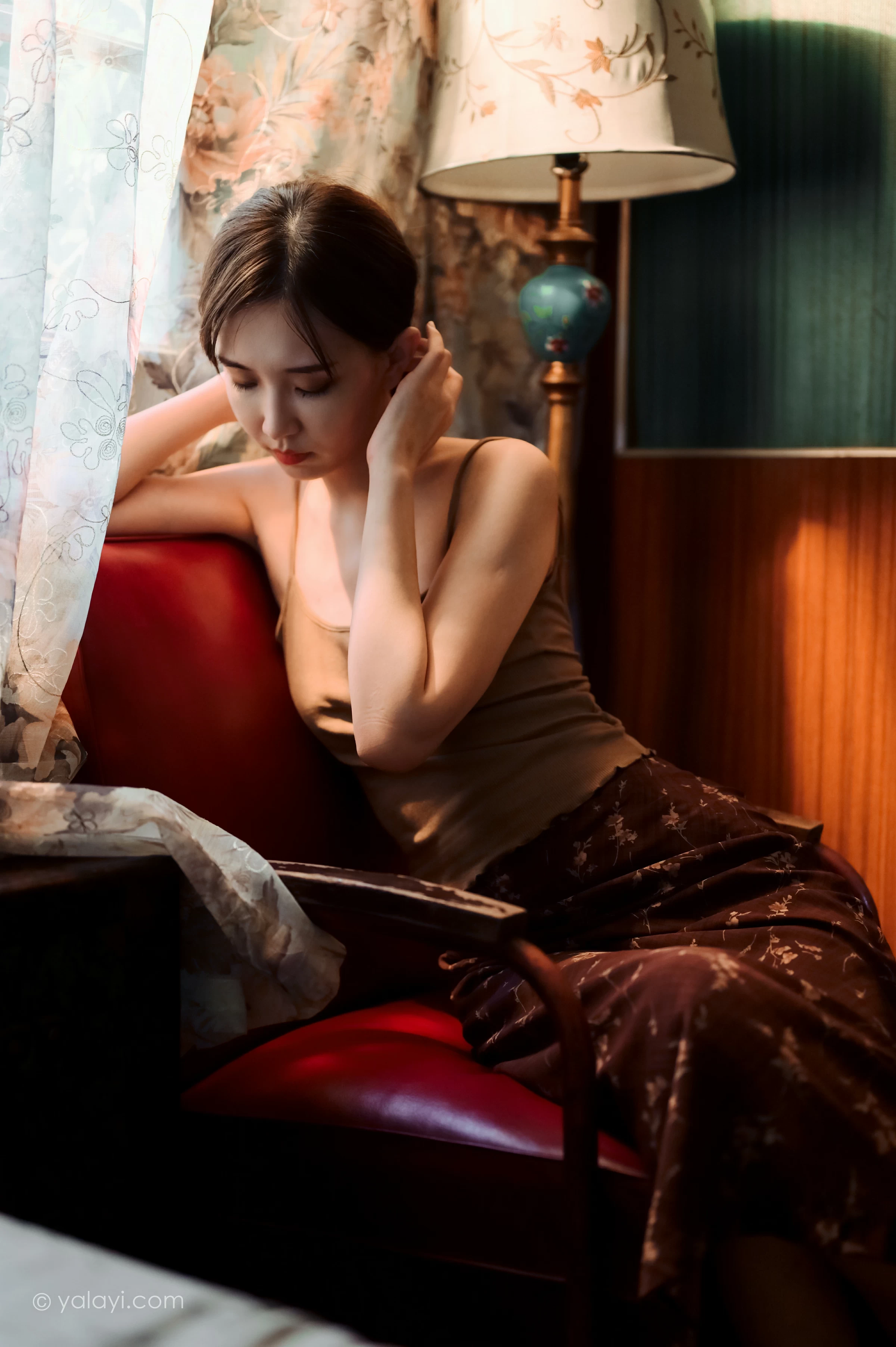 [YALAYI雅拉伊]NO.689 《黯然》 妍妍 橙色性感小背心加棕色短裙性感私房写真集第5张