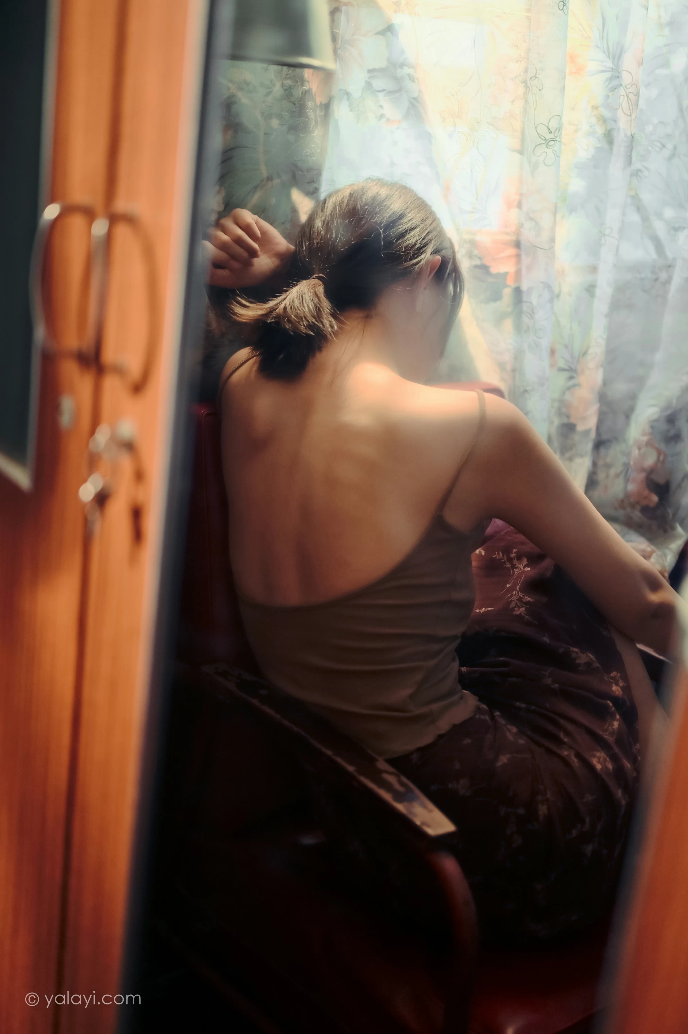 [YALAYI雅拉伊]NO.689 《黯然》 妍妍 橙色性感小背心加棕色短裙性感私房写真集第10张