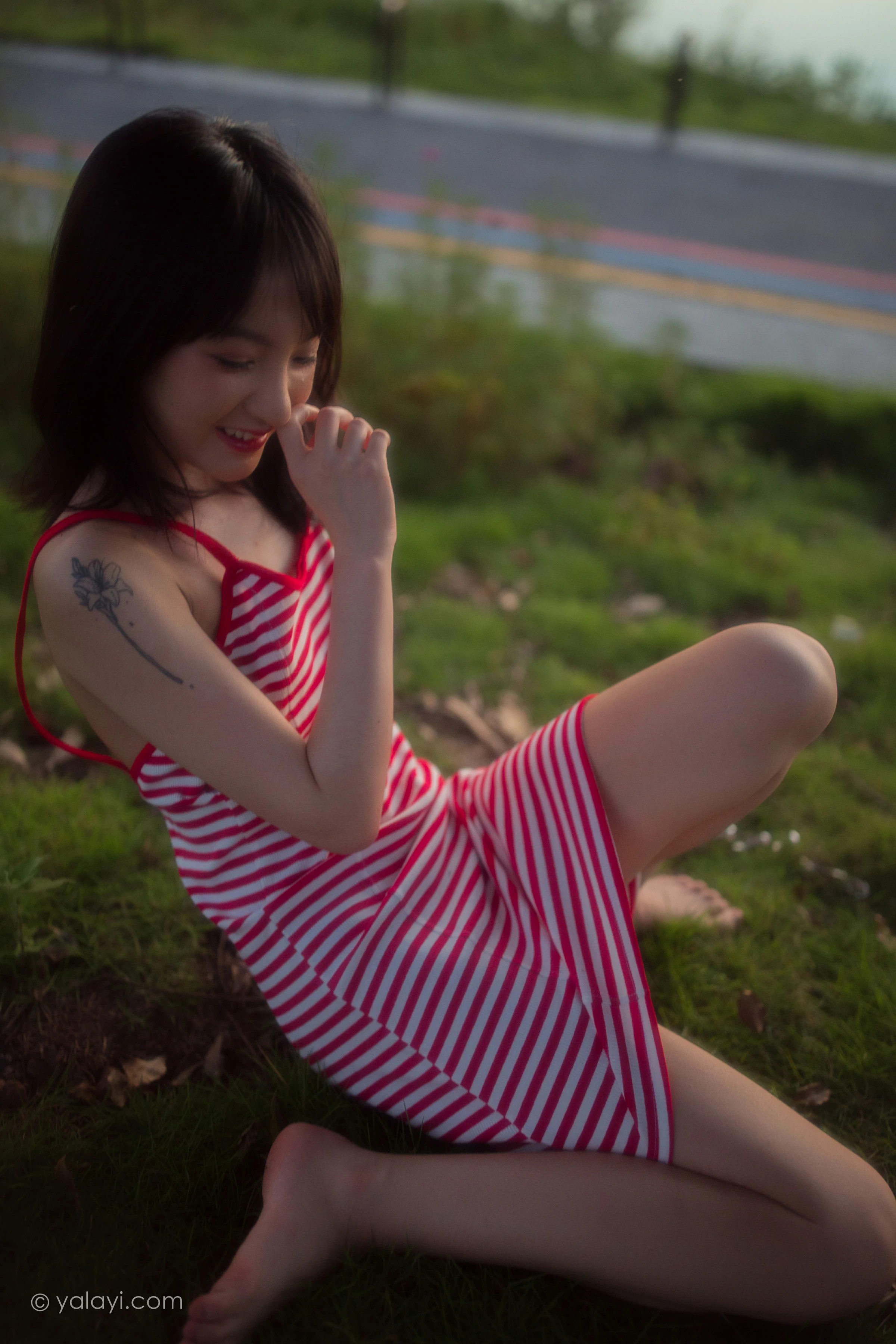 [YALAYI雅拉伊]NO.690 《红了》 落落 红色吊带连衣裙写真第17张