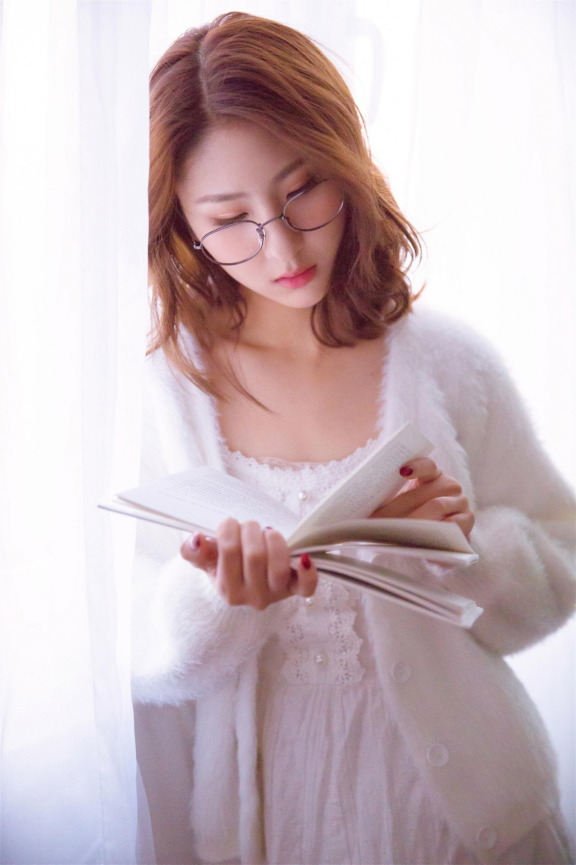 [YALAYI雅拉伊]2021.11.26 美丽的花火 居家女友 白色外套加吊带蕾丝连衣裙清纯写真集第2张