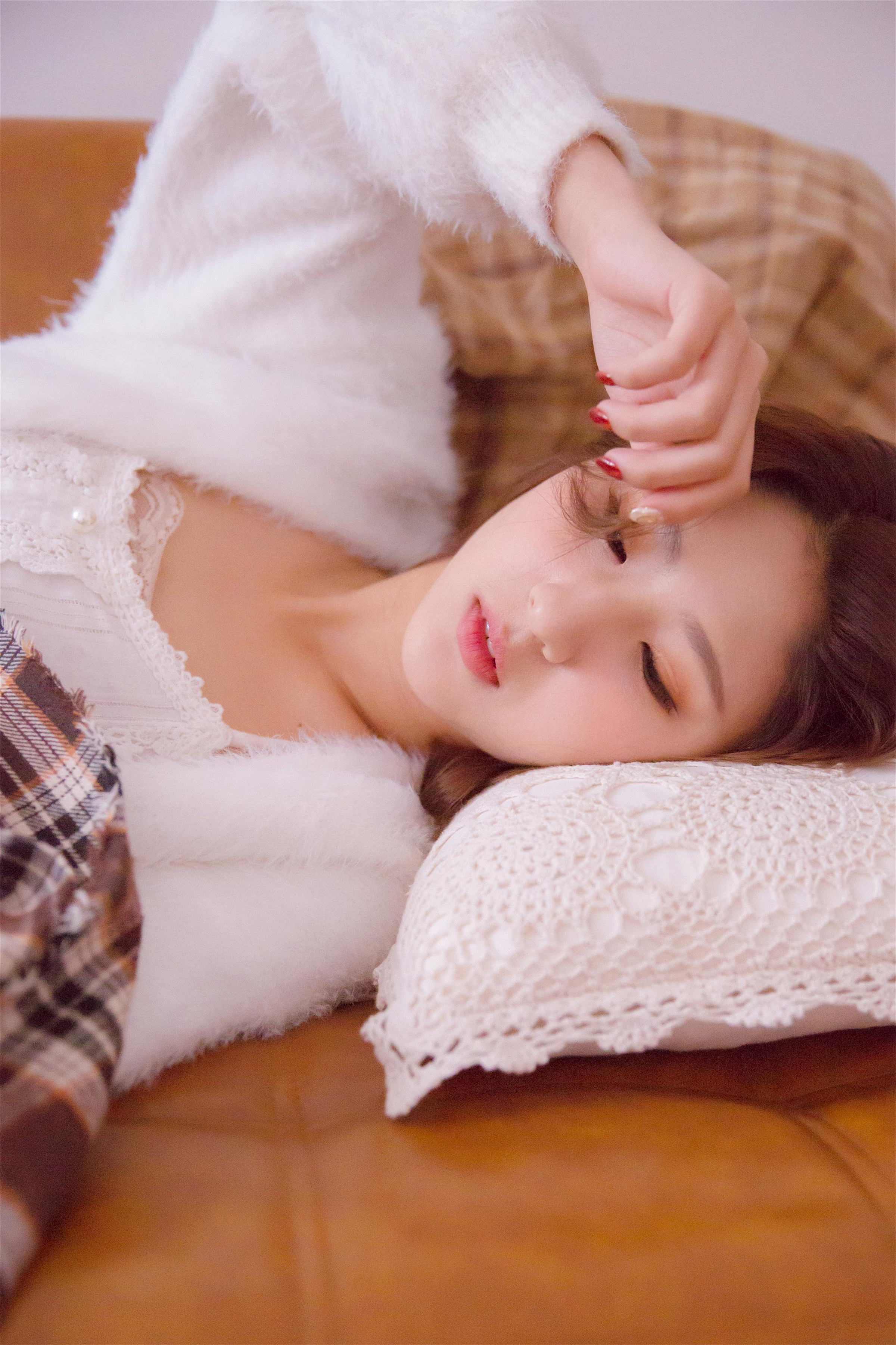 [YALAYI雅拉伊]2021.11.26 美丽的花火 居家女友 白色外套加吊带蕾丝连衣裙清纯写真集第9张