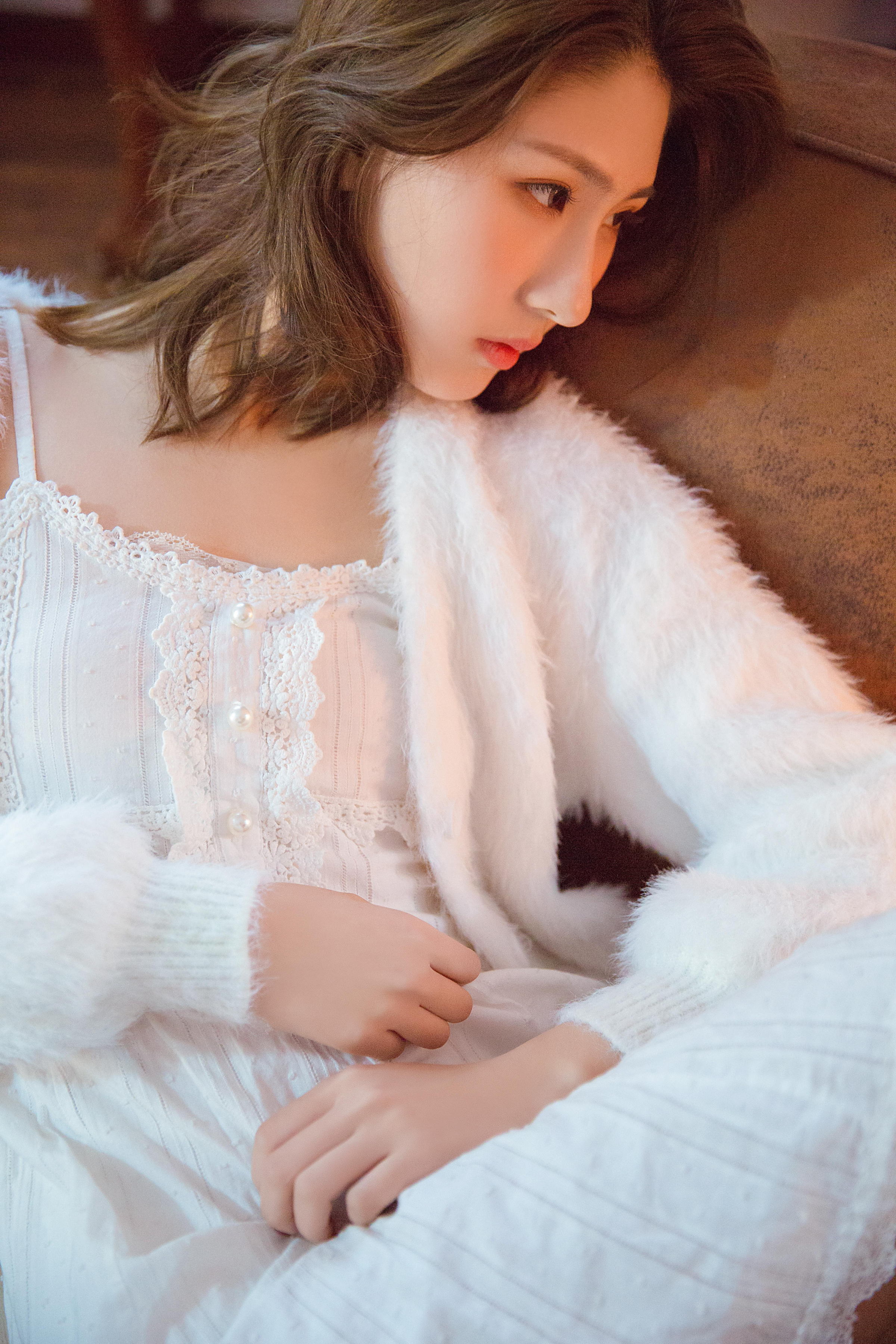 [YALAYI雅拉伊]2021.11.26 美丽的花火 居家女友 白色外套加吊带蕾丝连衣裙清纯写真集第4张