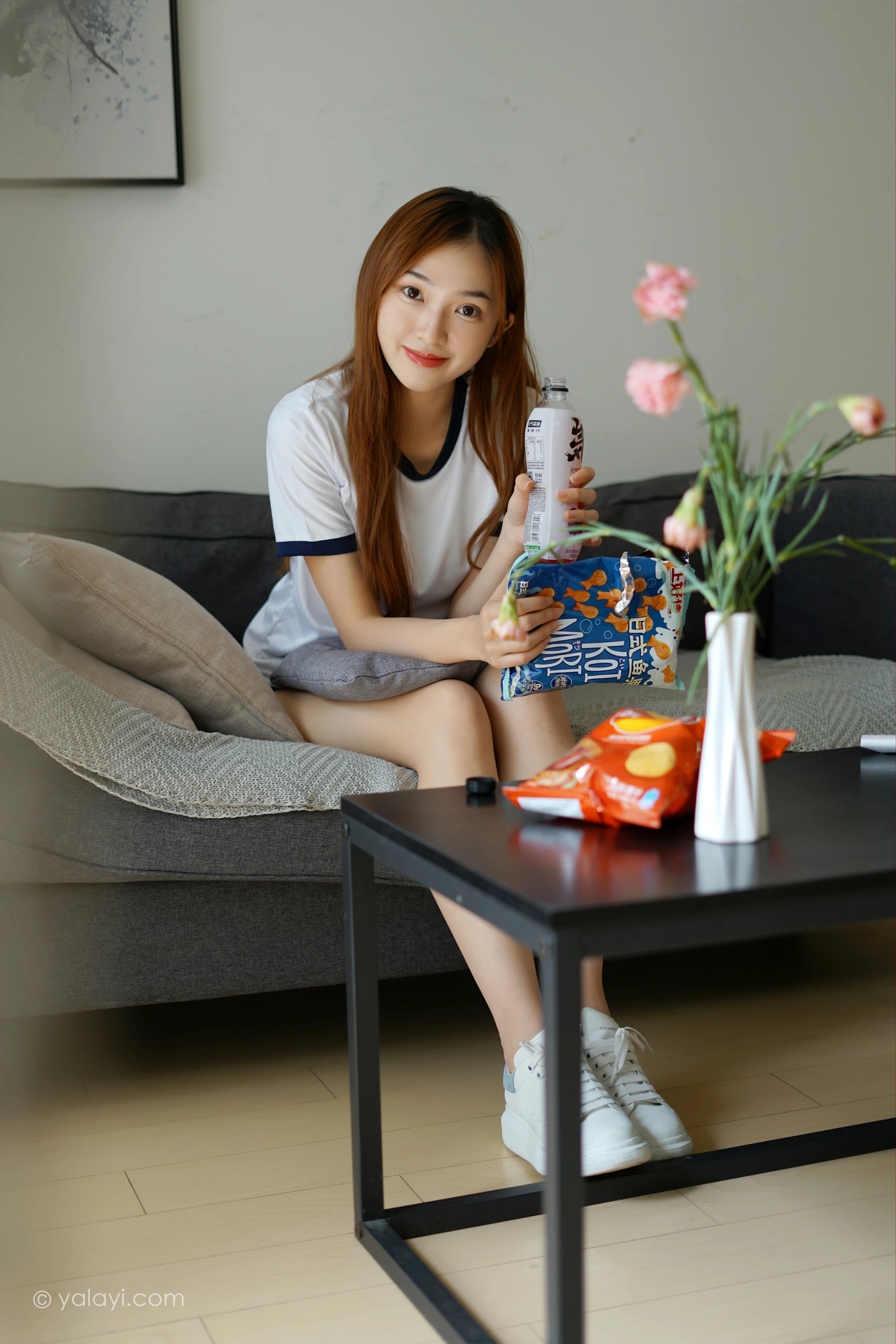 [YALAYI雅拉伊]2021.11.16 平常日子 楚媛 白色短袖加蓝色短裤居家私房写真集第2张