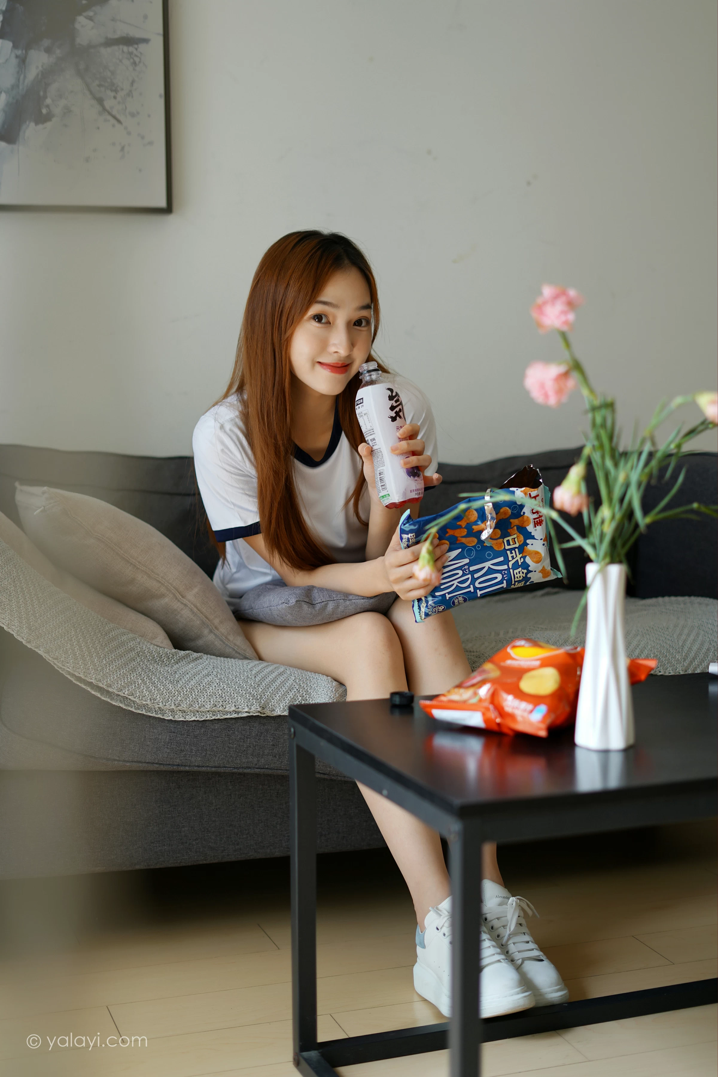 [YALAYI雅拉伊]2021.11.16 平常日子 楚媛 白色短袖加蓝色短裤居家私房写真集第2张