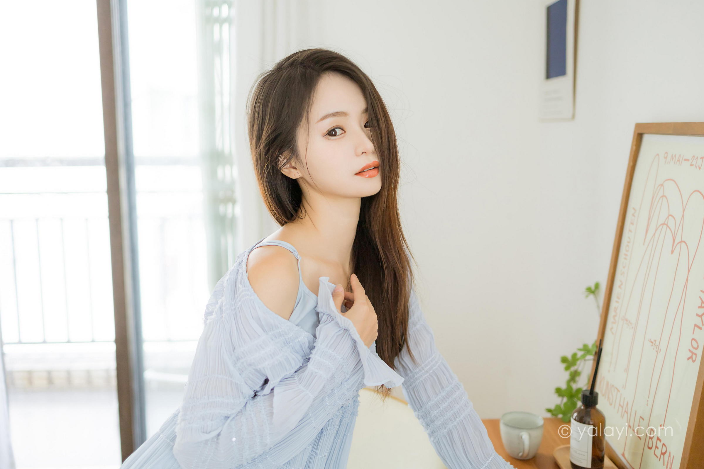 [YALAYI雅拉伊]2022.07.08 糖的滋味 沐兰 淡蓝色透视连衣裙加肉丝美腿清纯写真集第7张