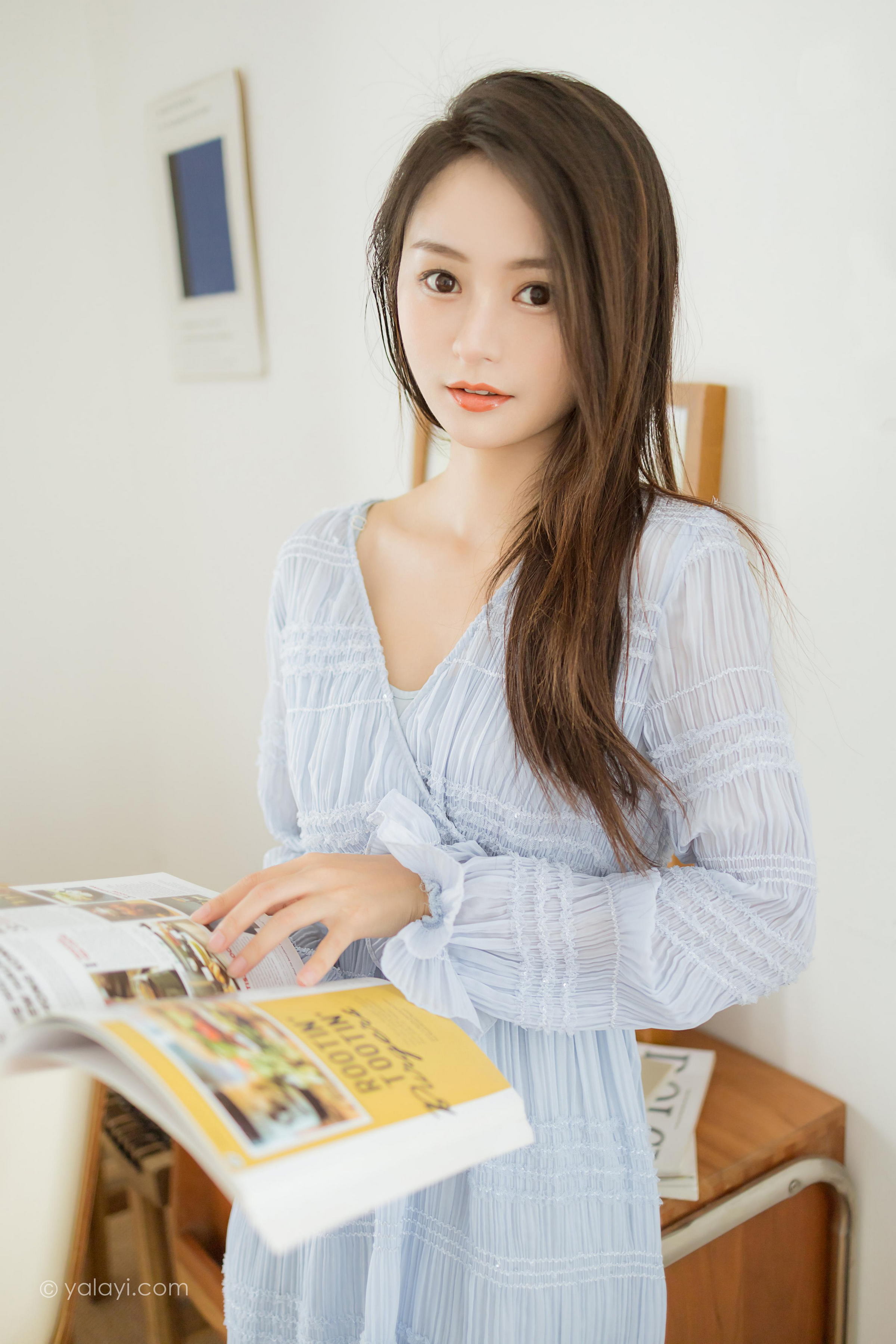 [YALAYI雅拉伊]2022.07.08 糖的滋味 沐兰 淡蓝色透视连衣裙加肉丝美腿清纯写真集第8张