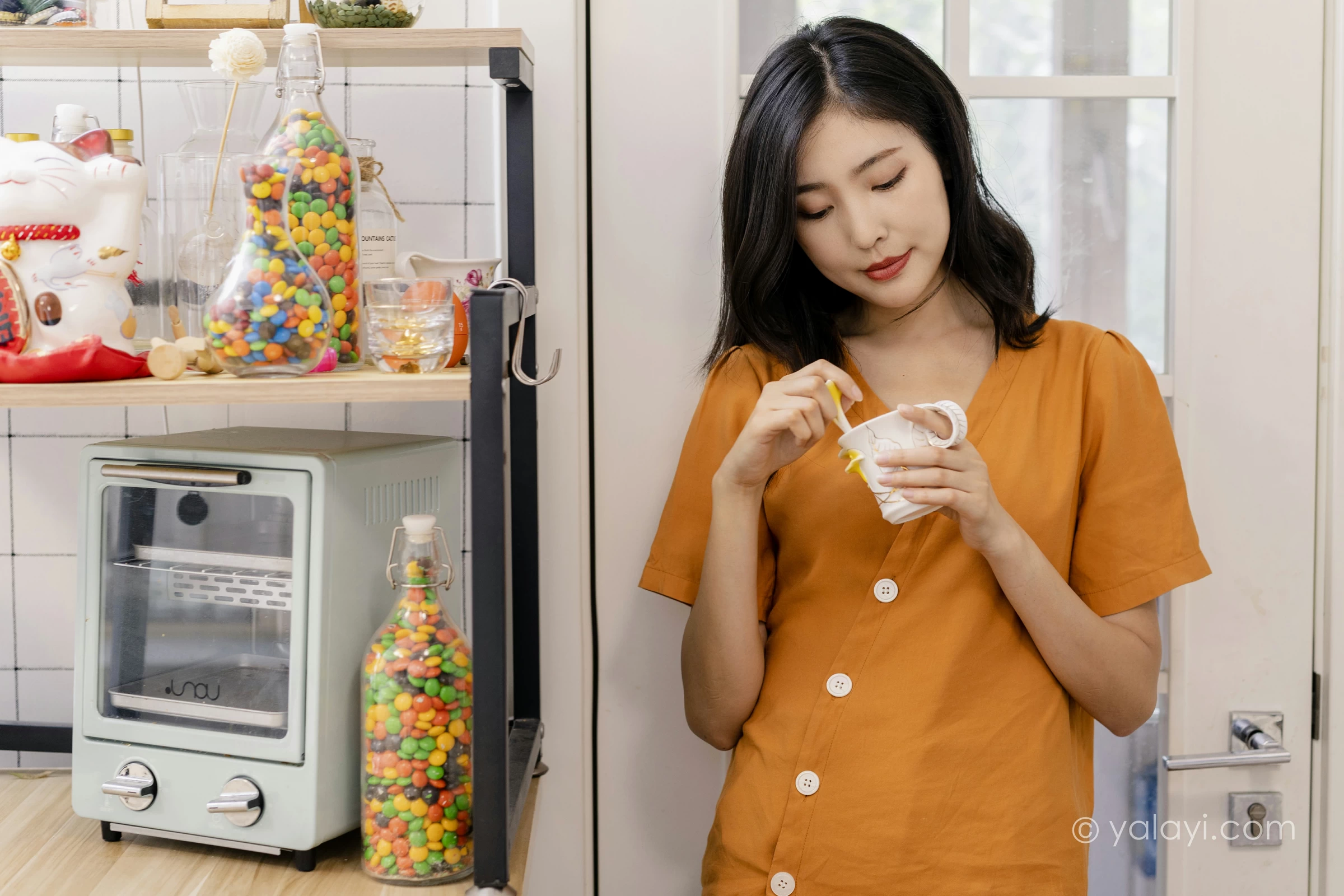 [YALAYI雅拉伊]NO.692 《小幸福》 苍儿 橙色衬衫加灰色短裤性感私房写真集第5张