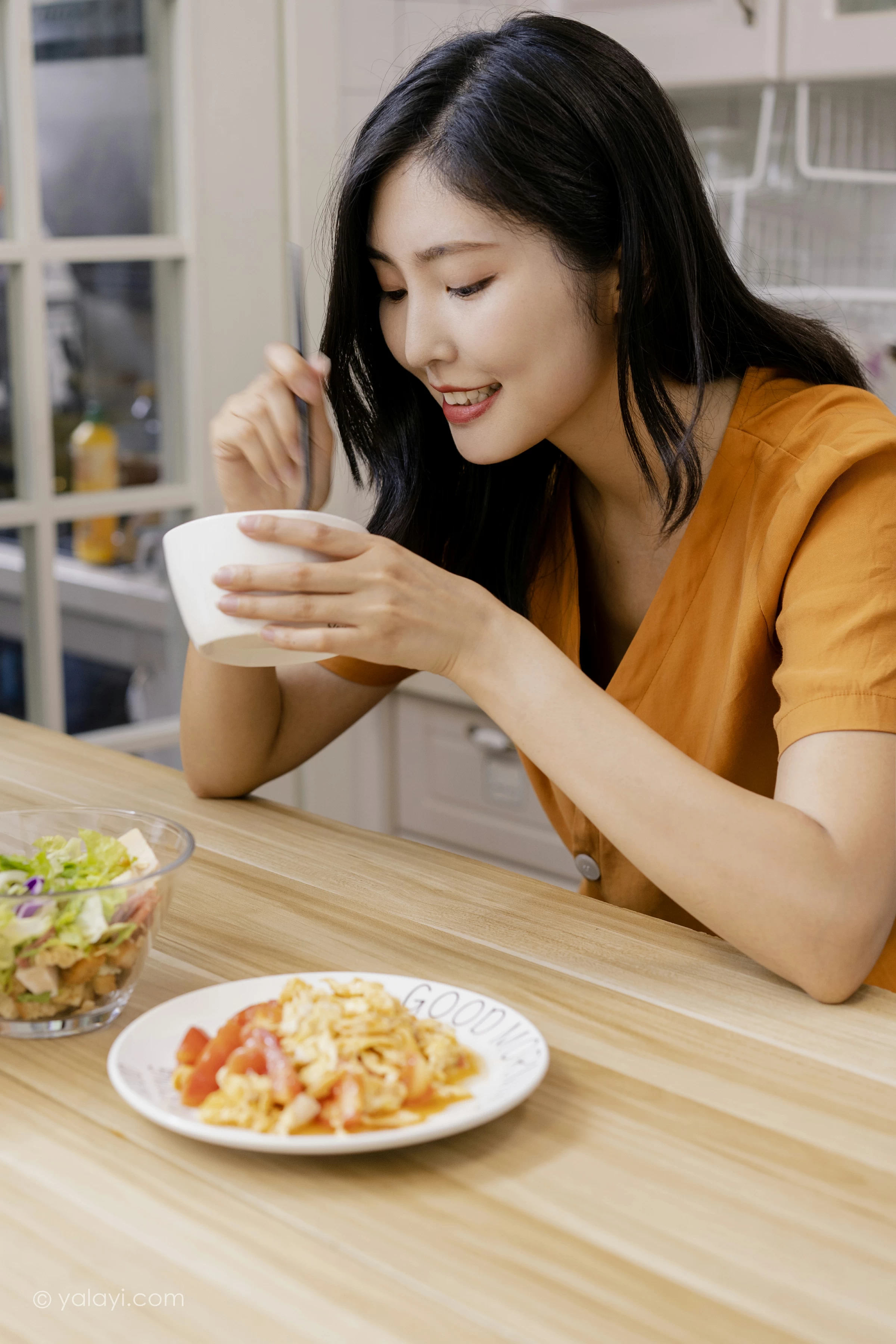 [YALAYI雅拉伊]NO.692 《小幸福》 苍儿 橙色衬衫加灰色短裤性感私房写真集第6张