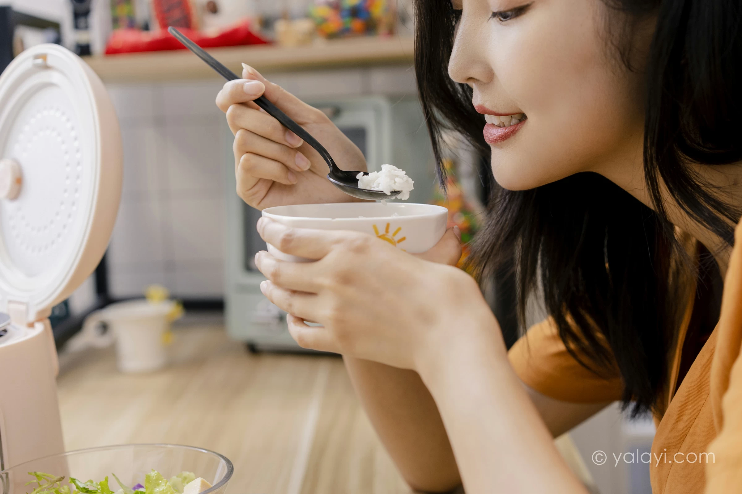 [YALAYI雅拉伊]NO.692 《小幸福》 苍儿 橙色衬衫加灰色短裤性感私房写真集第7张