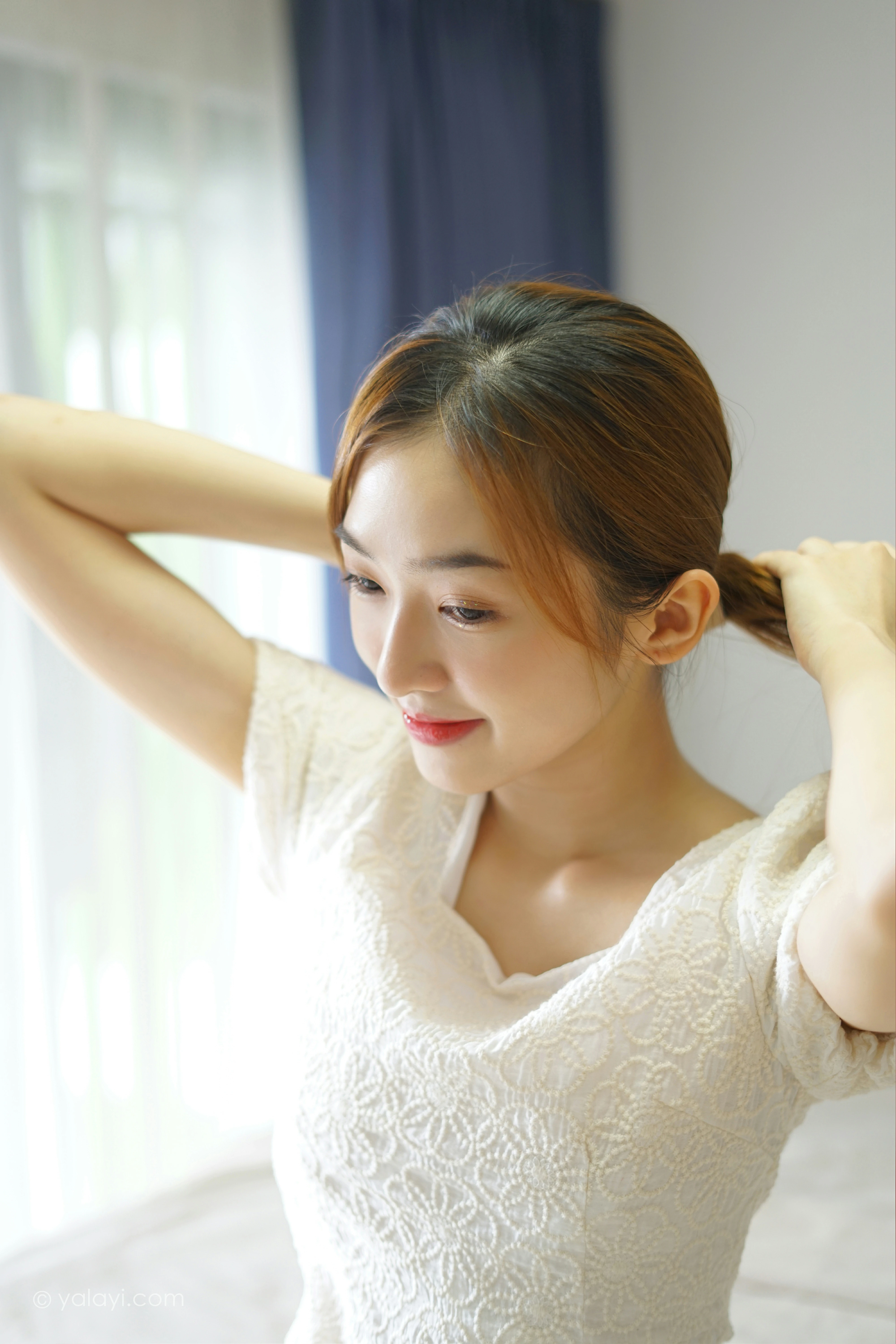 [YALAYI雅拉伊]NO.854 清晨阳光 楚媛 白色蕾丝连衣裙居家性感写真集第11张