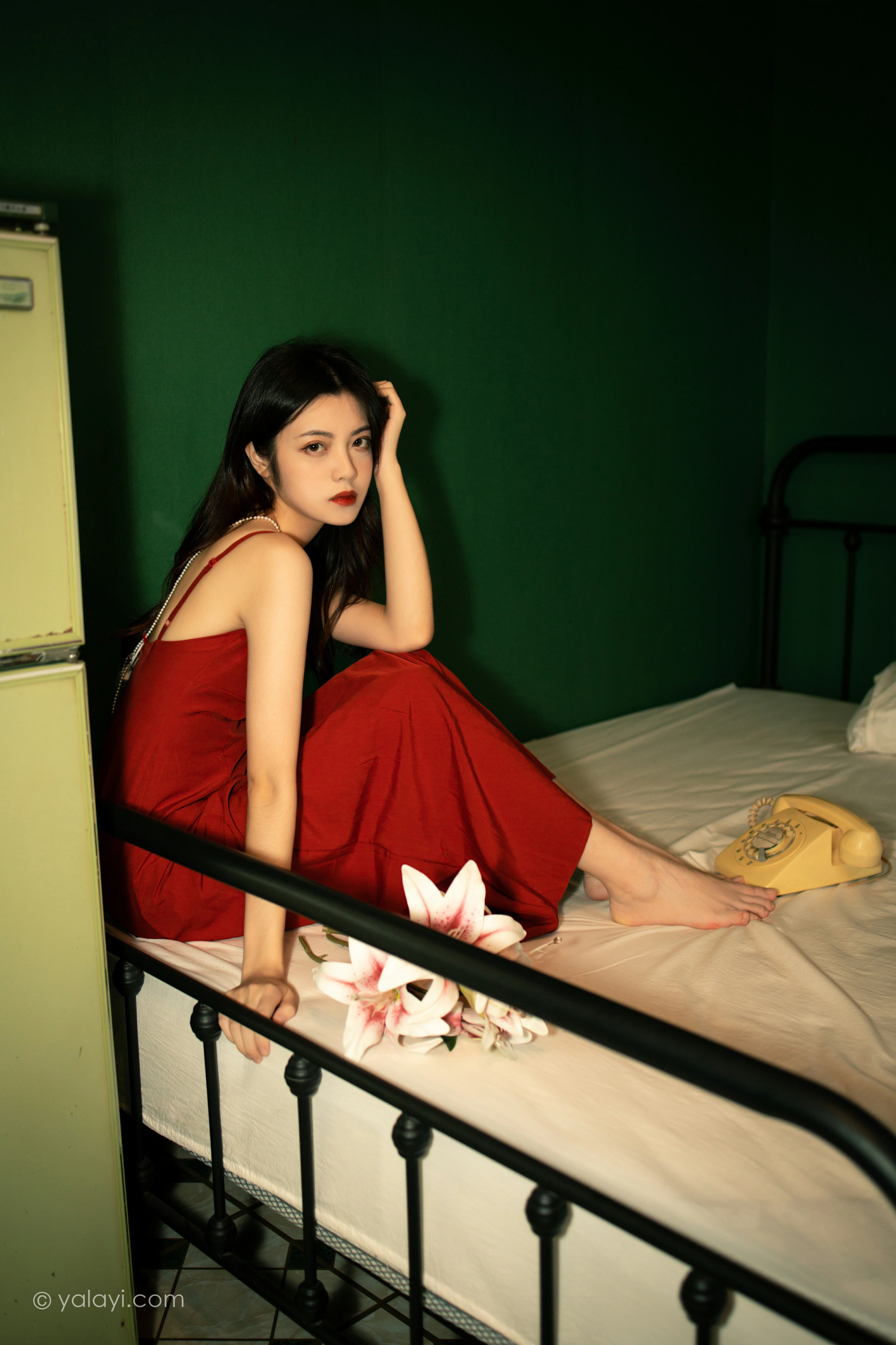 [YALAYI雅拉伊]NO.855 回到过去 梓文 红色吊带裸背连衣裙居家性感写真集第1张