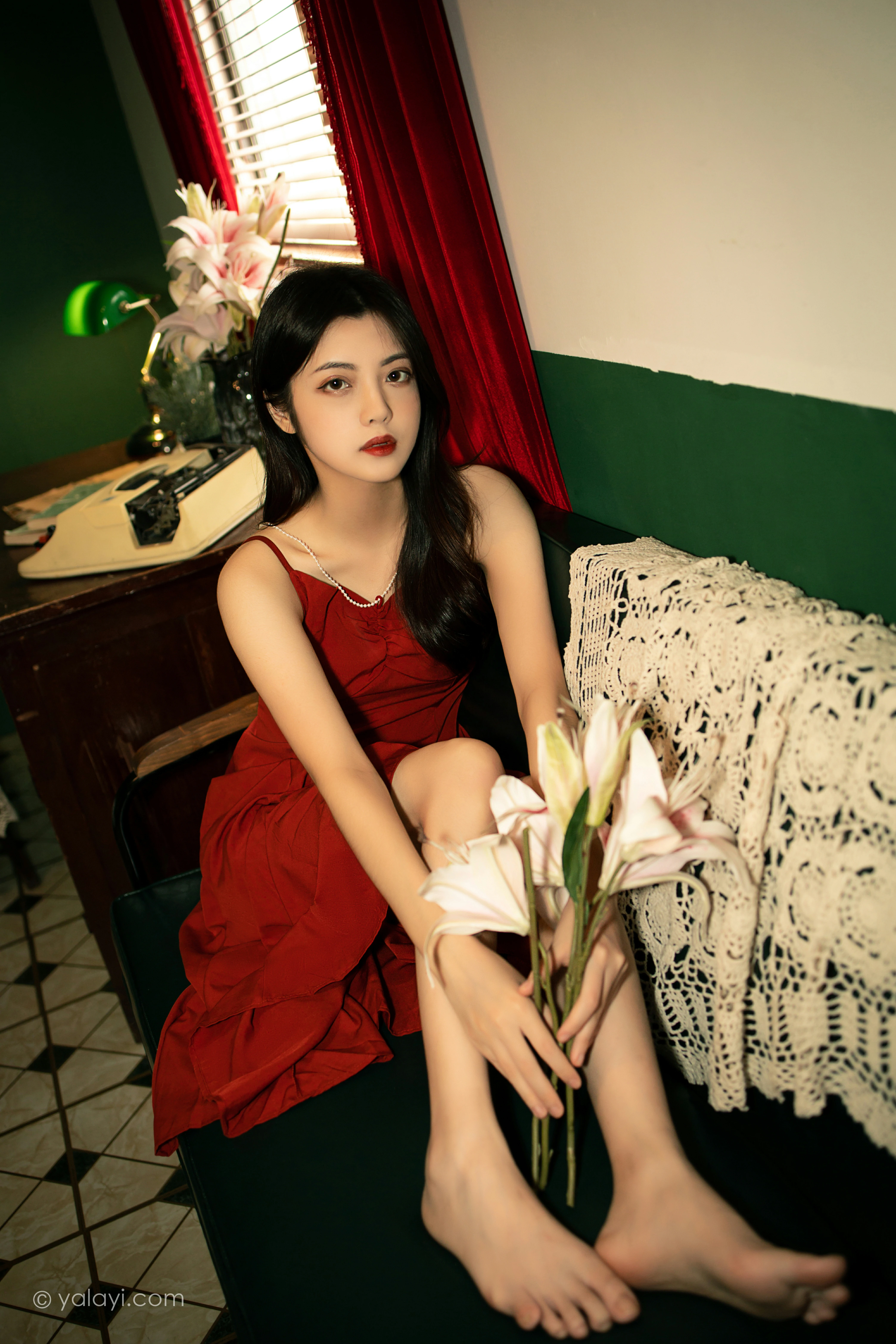 [YALAYI雅拉伊]NO.855 回到过去 梓文 红色吊带裸背连衣裙居家性感写真集第9张