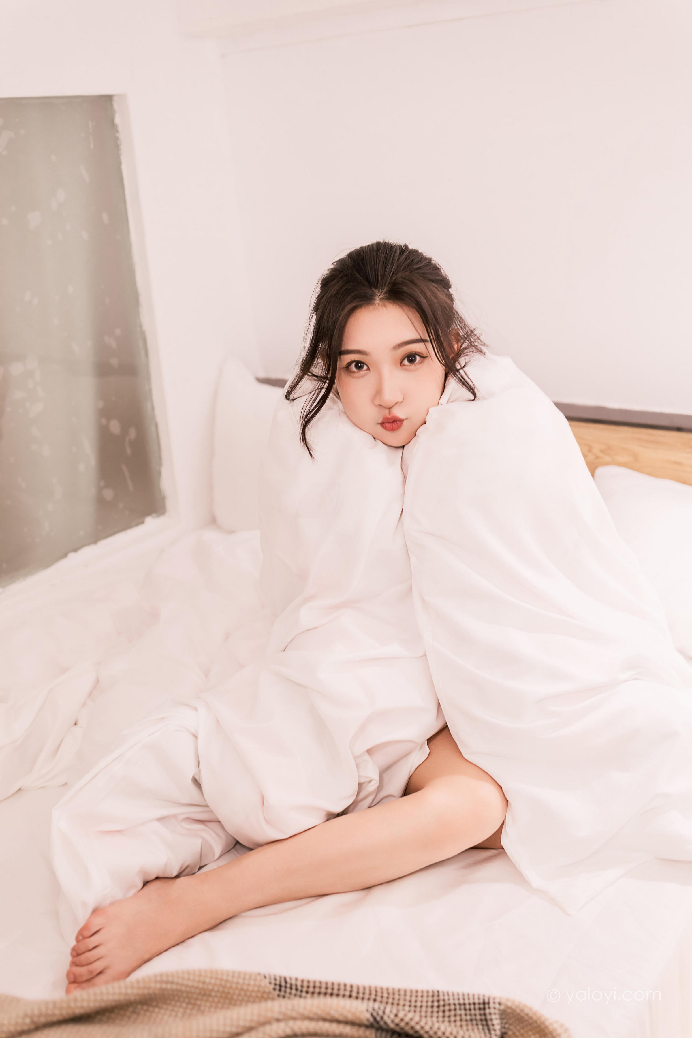 [YALAYI雅拉伊]2022.07.11 一直爱你 徐小云 白底黑点吊带连衣裙居家清纯写真集第11张