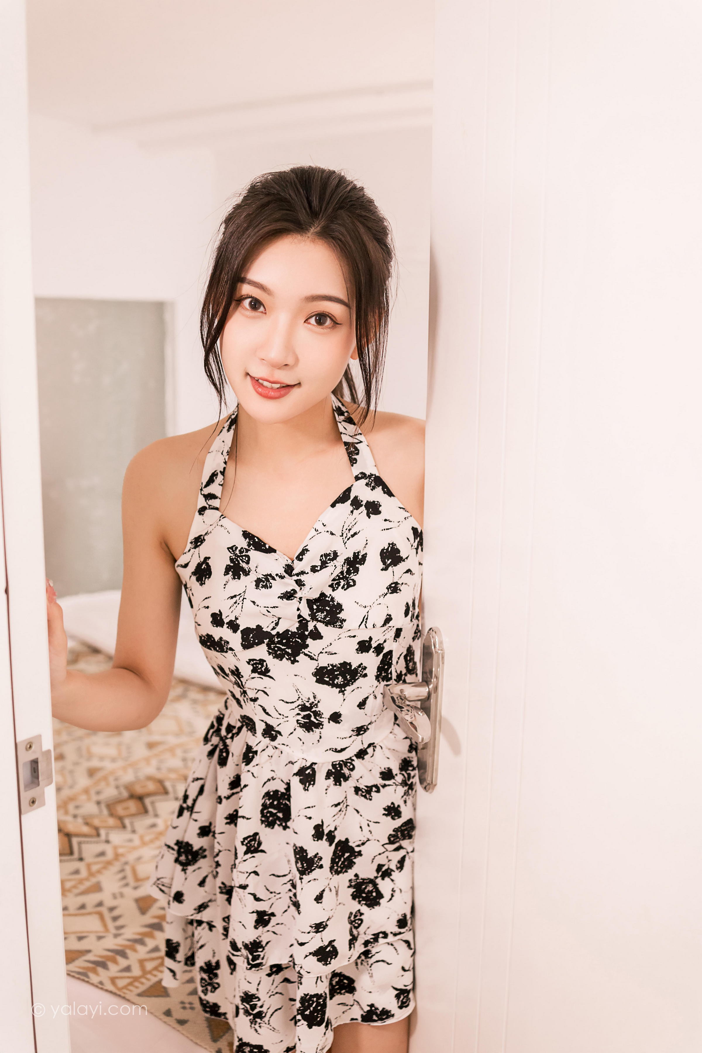 [YALAYI雅拉伊]2022.07.11 一直爱你 徐小云 白底黑点吊带连衣裙居家清纯写真集第8张