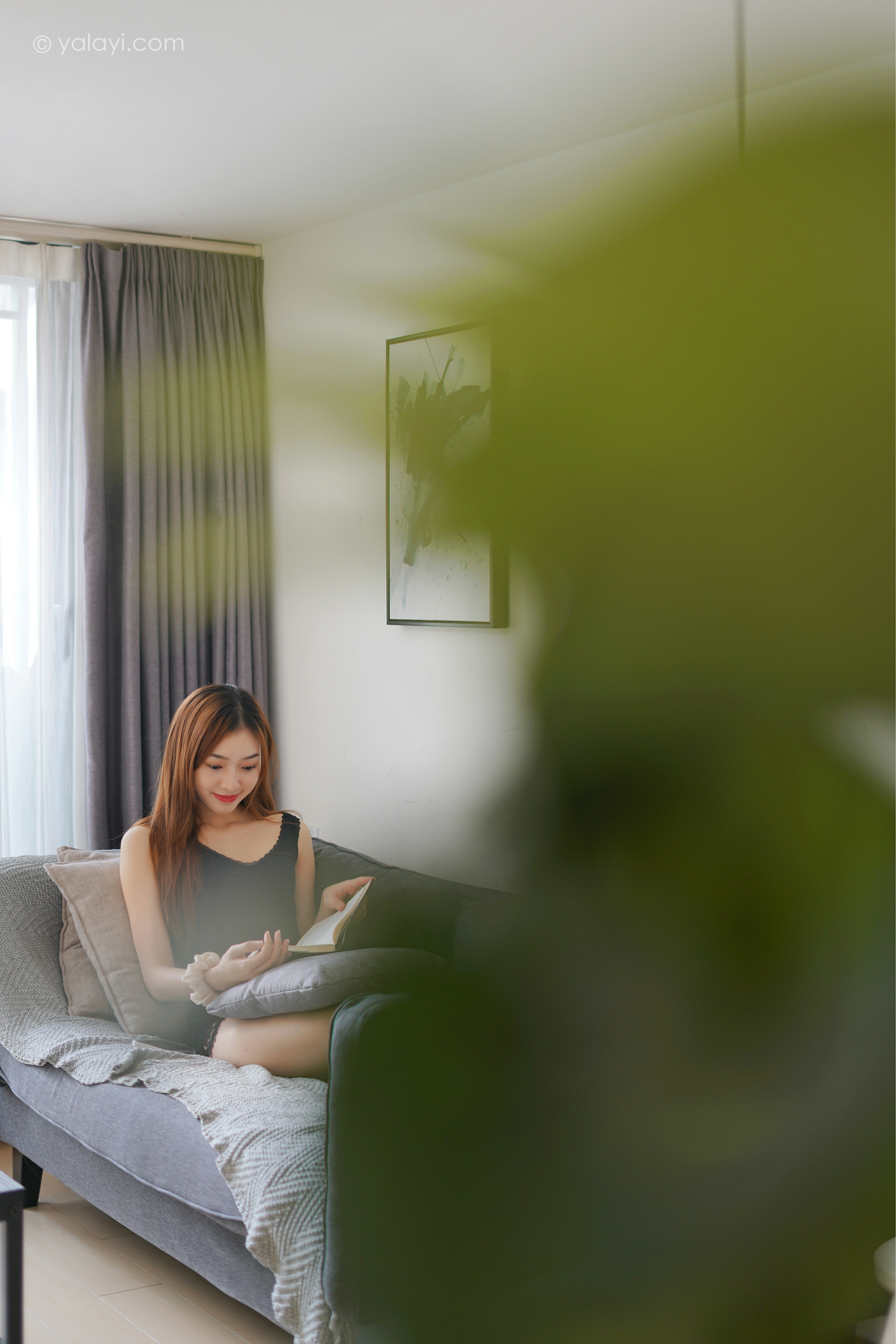 [YALAYI雅拉伊]NO.856 新晋摄影师 梦媛 黑色背心加蕾丝短裤性感写真集第2张