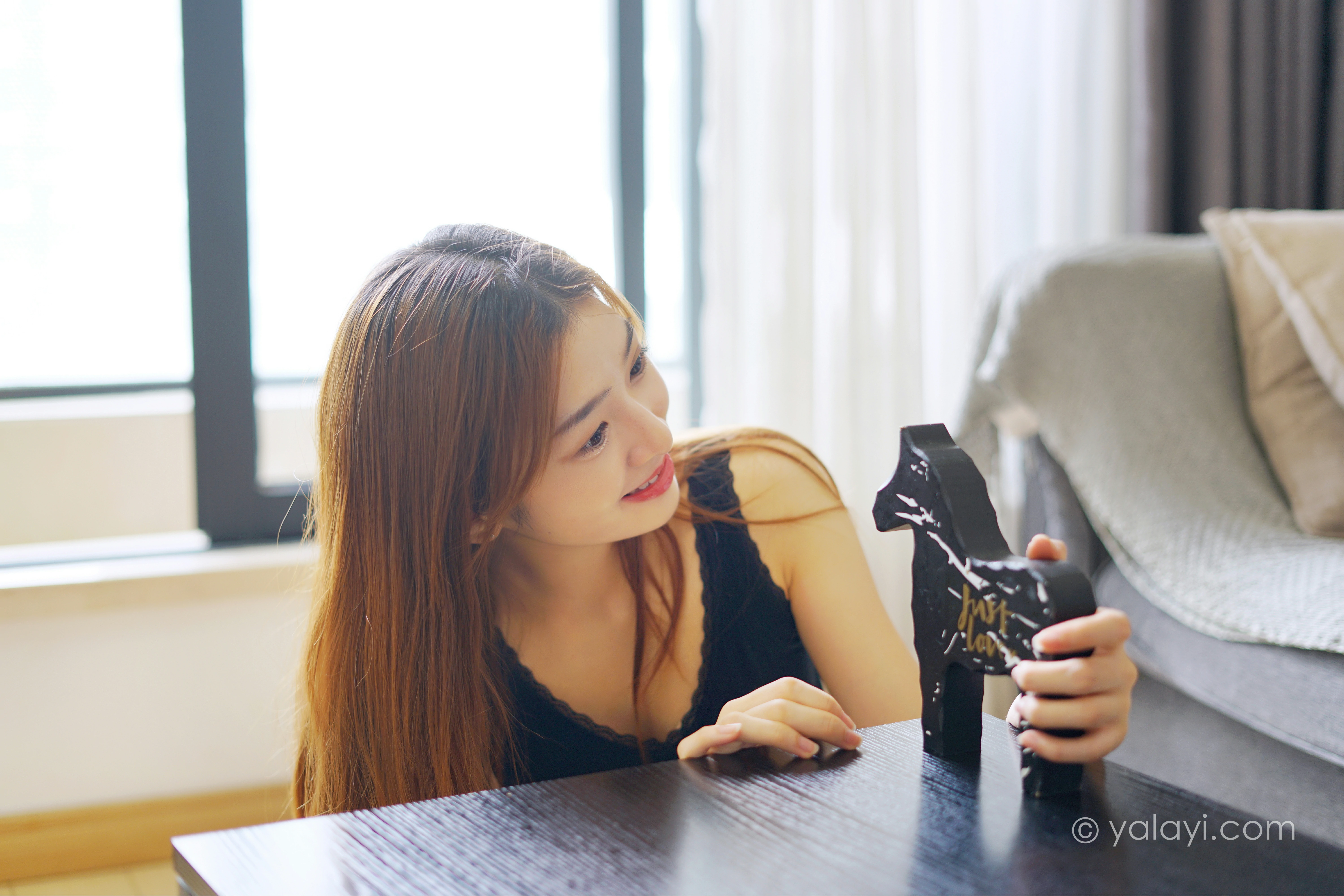 [YALAYI雅拉伊]NO.856 新晋摄影师 梦媛 黑色背心加蕾丝短裤性感写真集第8张