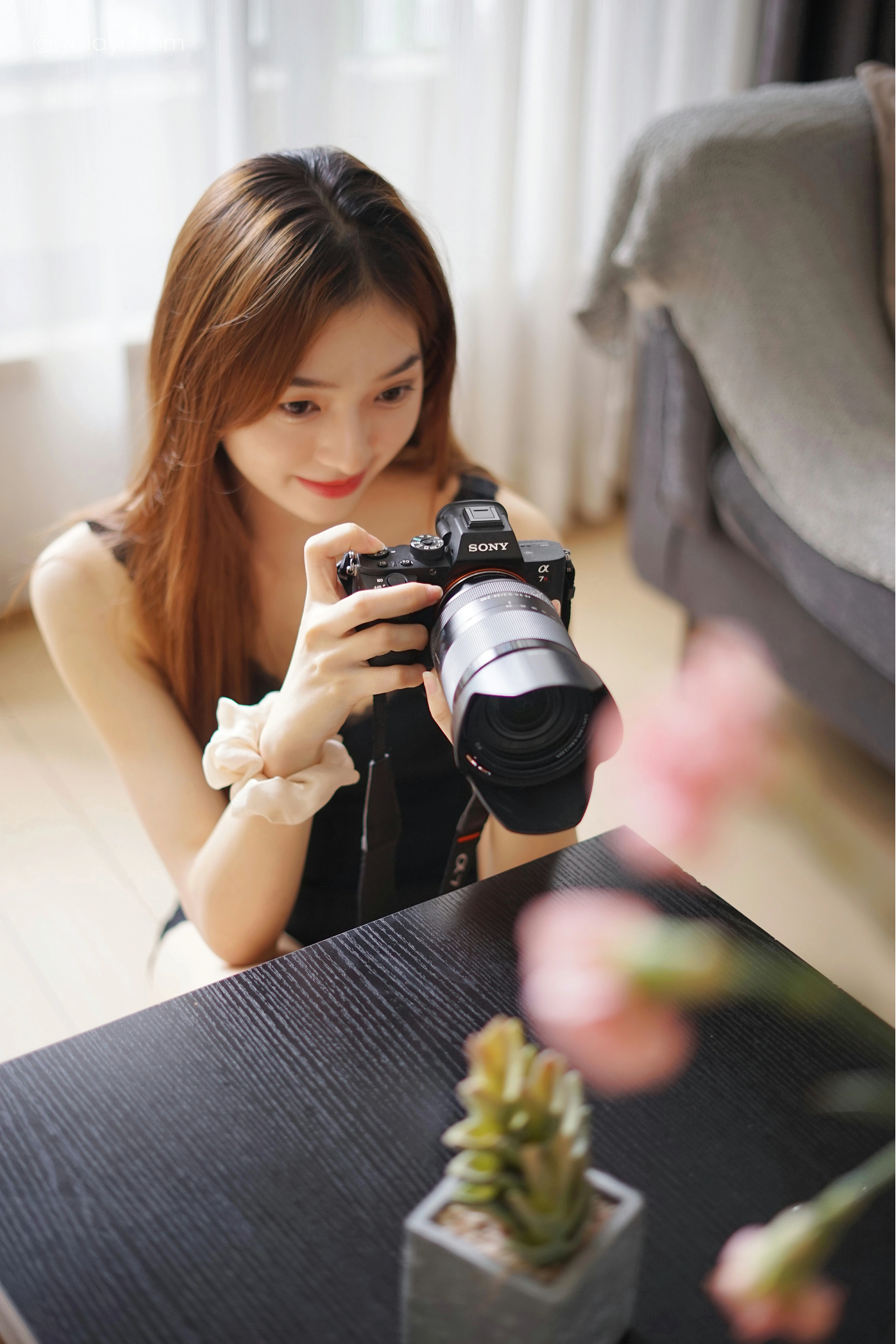 [YALAYI雅拉伊]NO.856 新晋摄影师 梦媛 黑色背心加蕾丝短裤性感写真集第10张