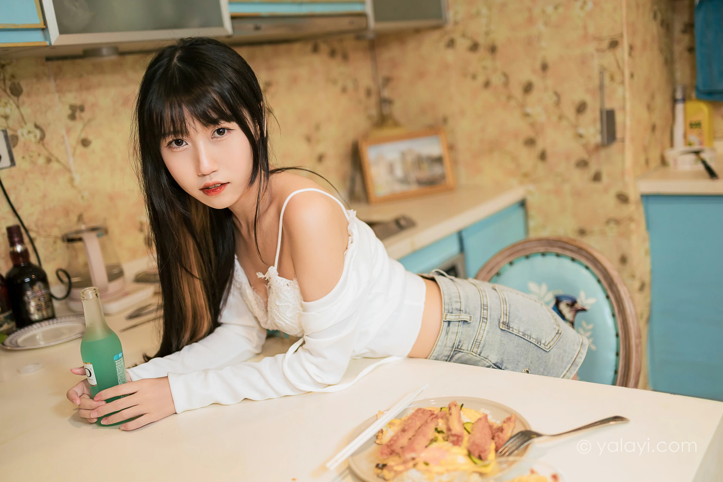 [YALAYI雅拉伊]2021.11.26 在一起每天都是纪念日 弈思 白色衬衫与牛仔短裤加蕾丝内衣性感写真集第5张