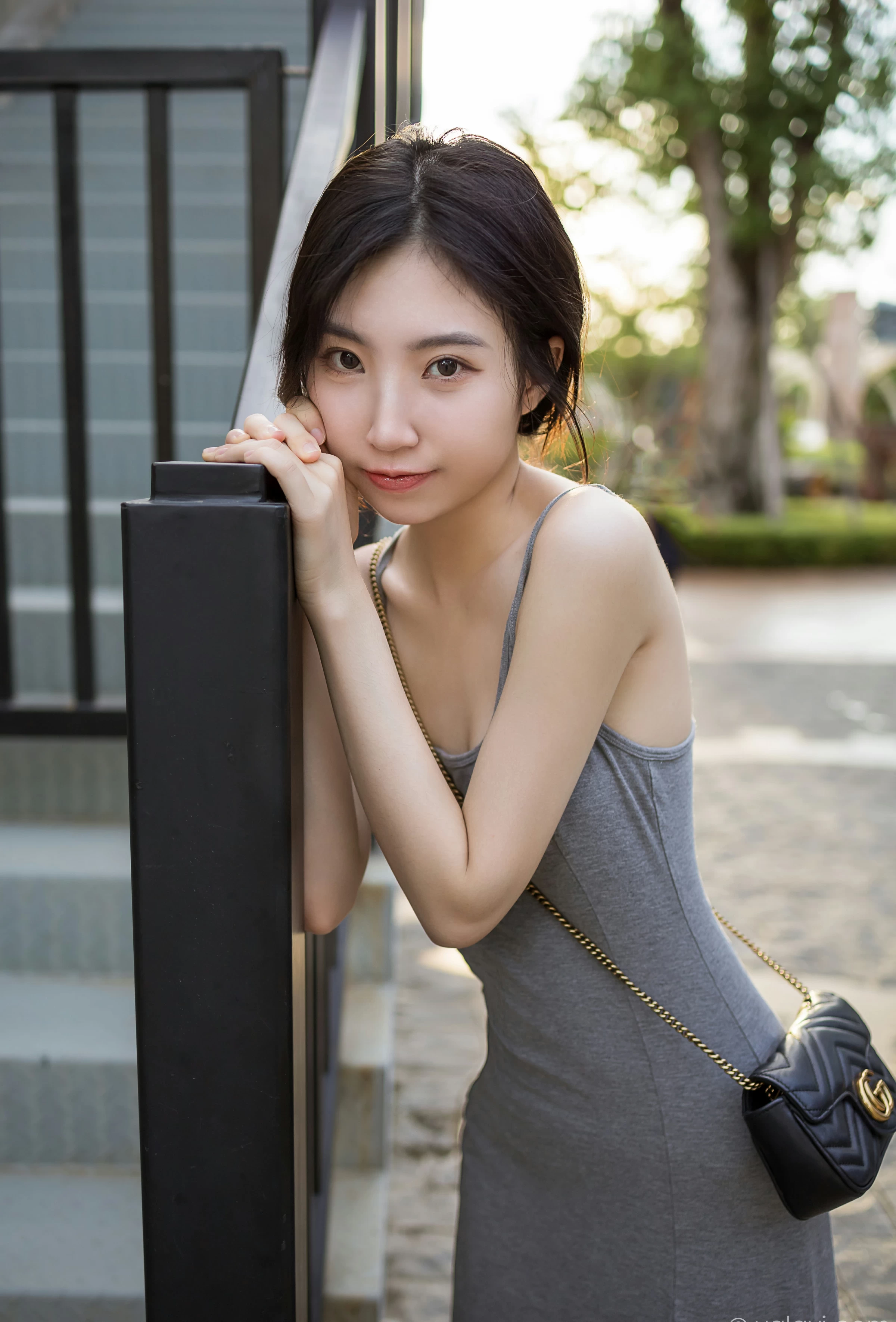 [YALAYI雅拉伊]2022.01.17 游乐园 小乔 灰色吊带露背连衣裙性感写真集第10张