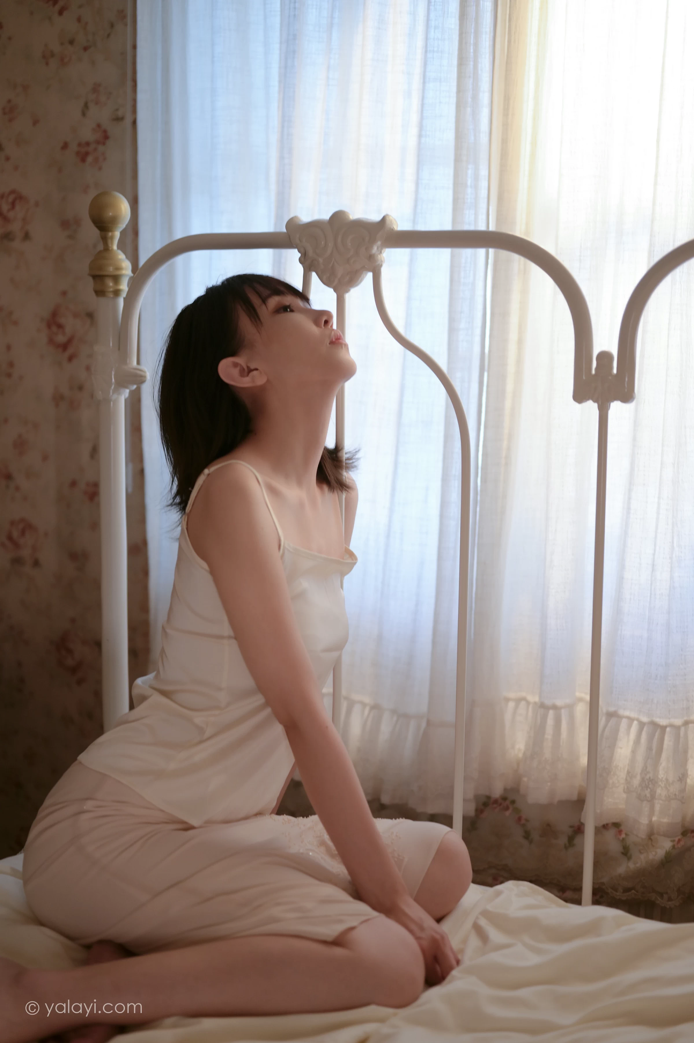 [YALAYI雅拉伊]NO.696 《孤独患者》 妍妍 白色性感小背心加粉色长裙私房写真集第9张