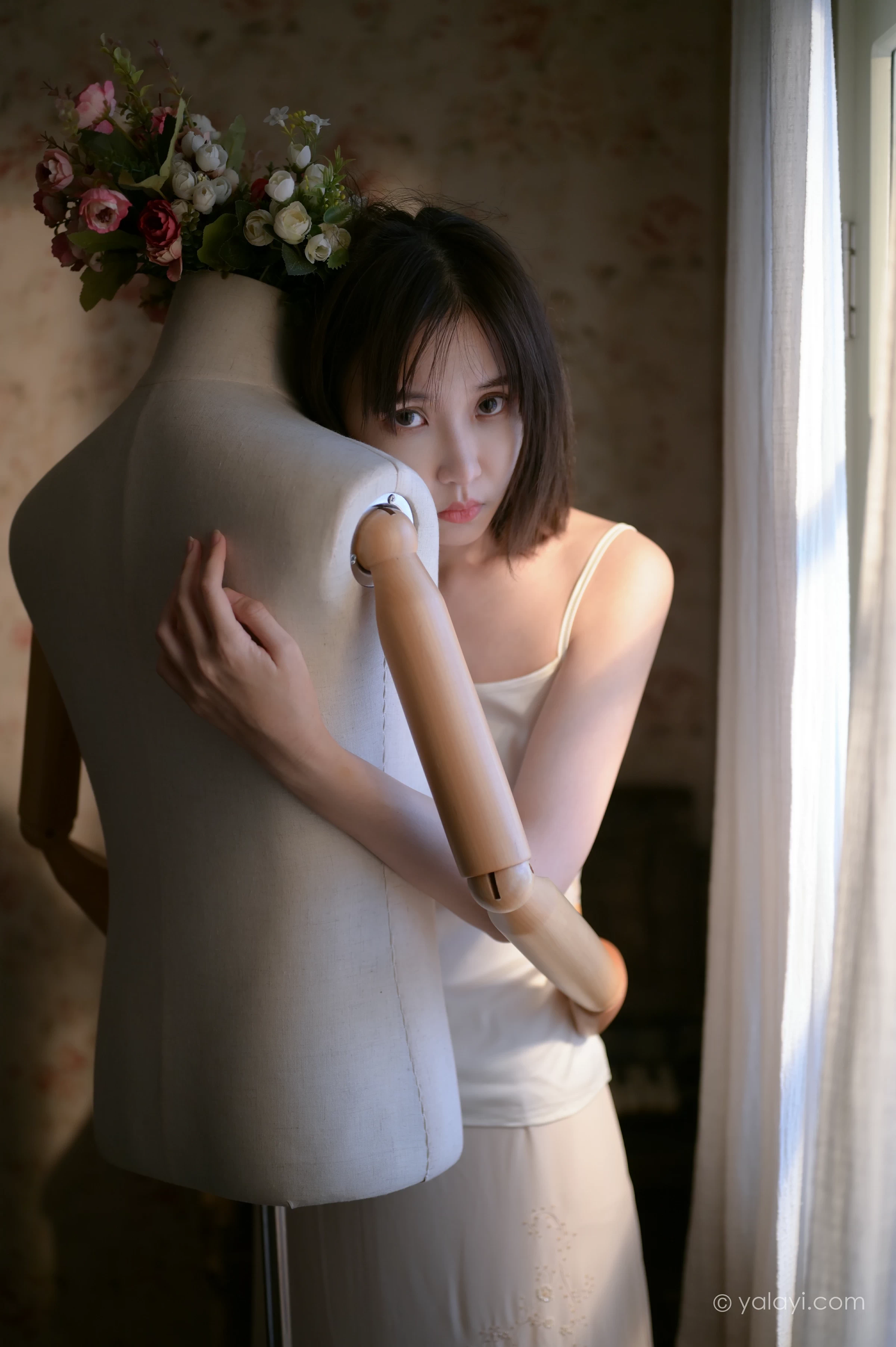 [YALAYI雅拉伊]NO.696 《孤独患者》 妍妍 白色性感小背心加粉色长裙私房写真集第13张