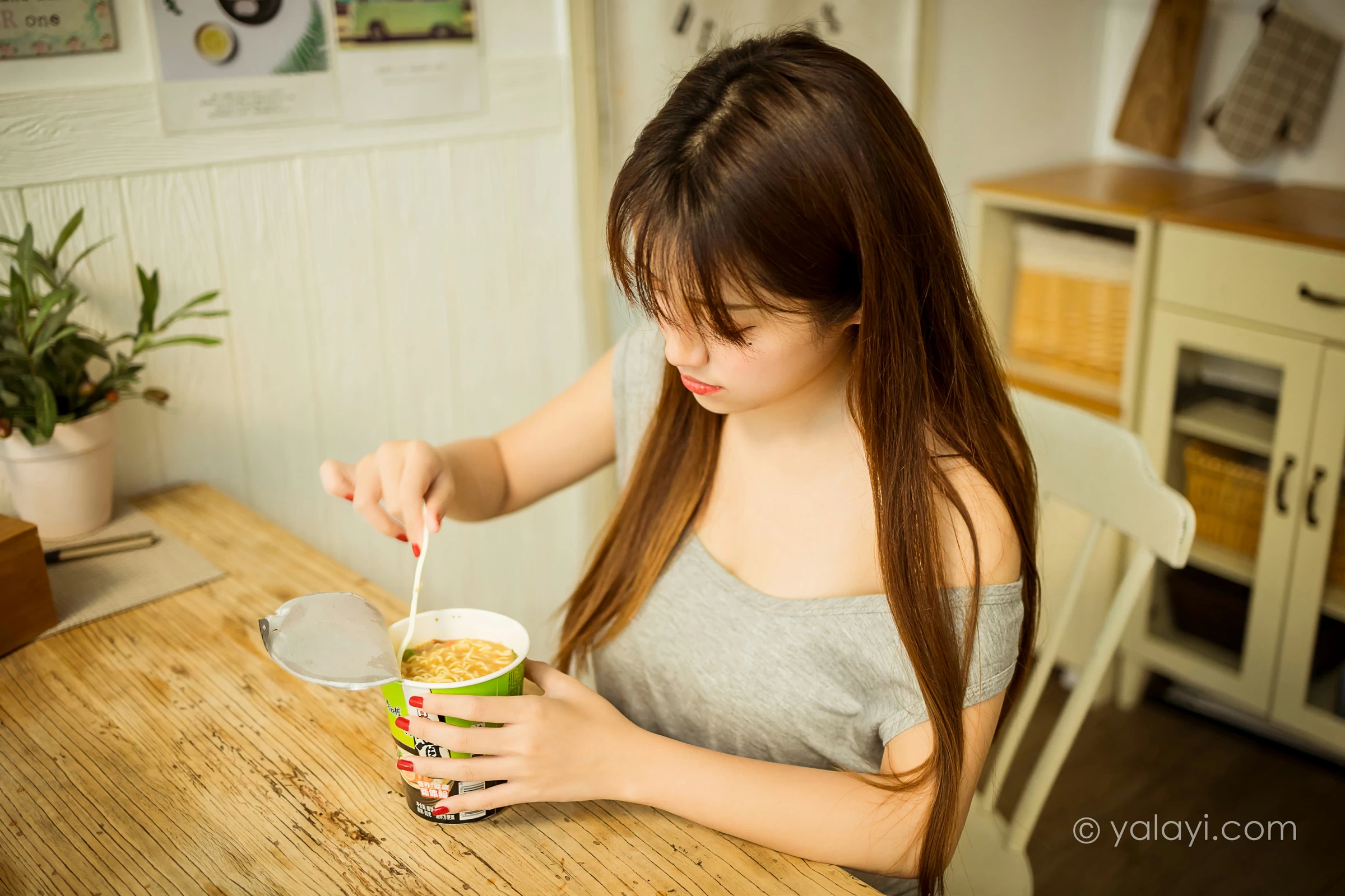 [YALAYI雅拉伊]NO.710 《吃货女友》 虞艺 灰色连衣裙居家性感私房写真集第2张