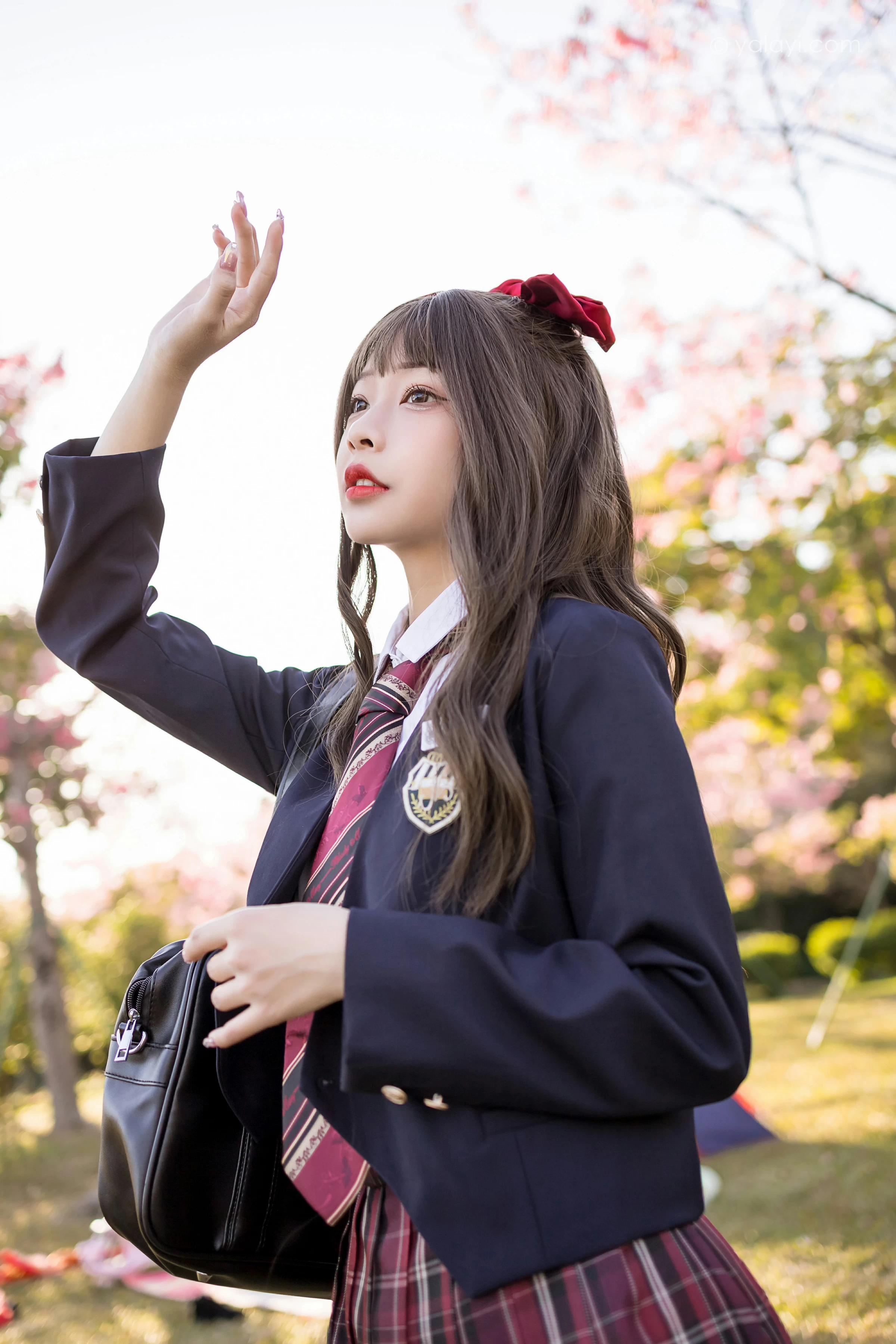 [YALAYI雅拉伊]2022.01.03 最美的青春 阿禾 蓝色JK制服衬衫加红色格子短裙私房写真集第10张