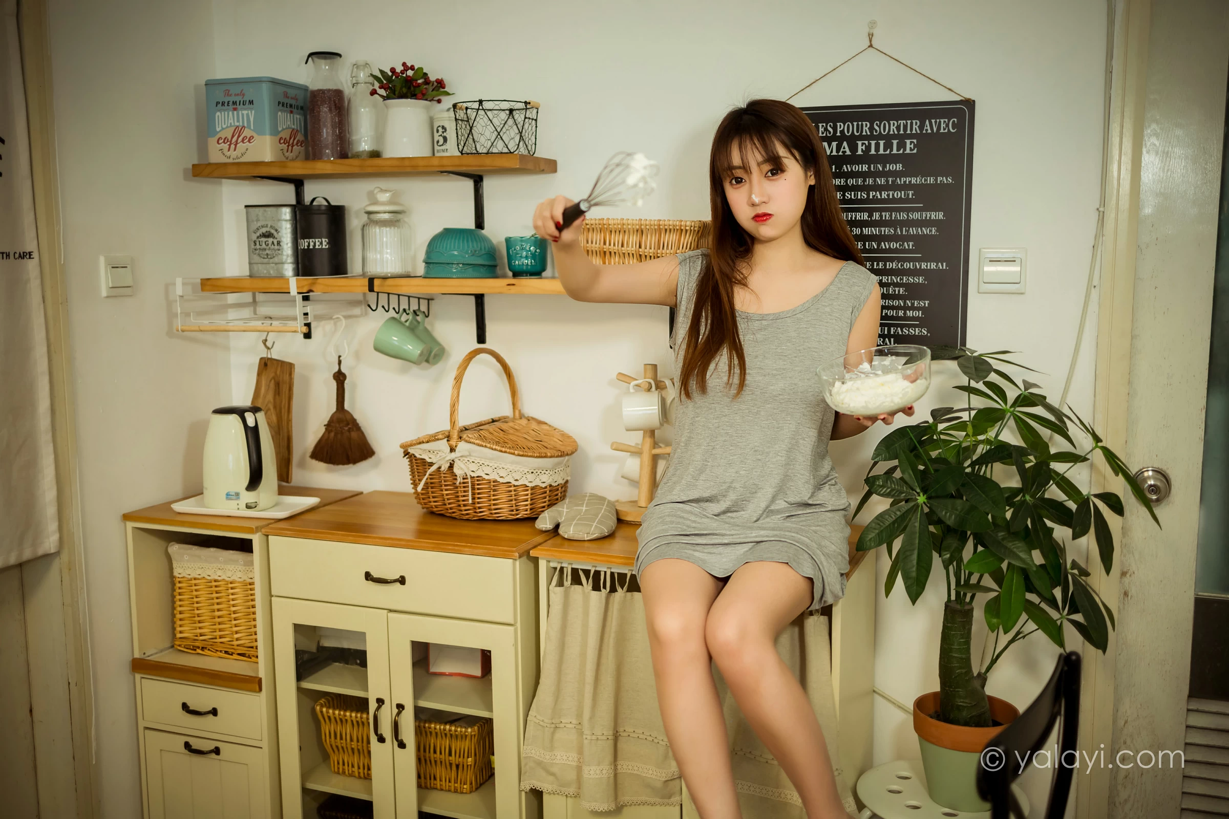 [YALAYI雅拉伊]NO.710 《吃货女友》 虞艺 灰色连衣裙居家性感私房写真集第10张