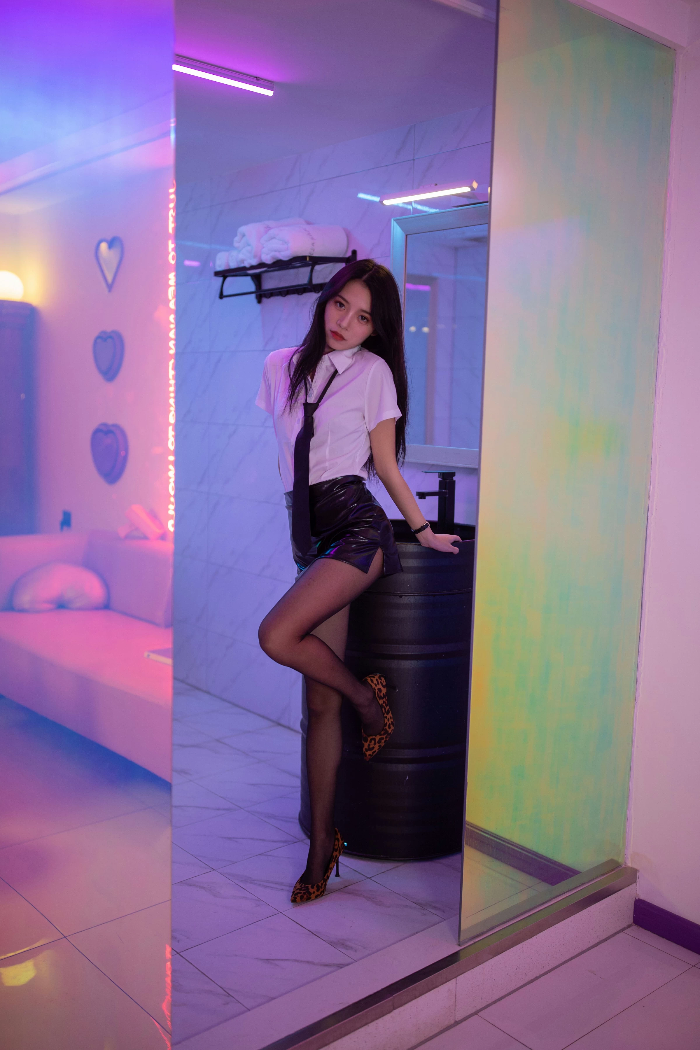 [YALAYI雅拉伊]NO.722 《霓虹甜心》 丽雅 白色衬衫与黑色短裙加黑丝美腿性感私房写真集第3张