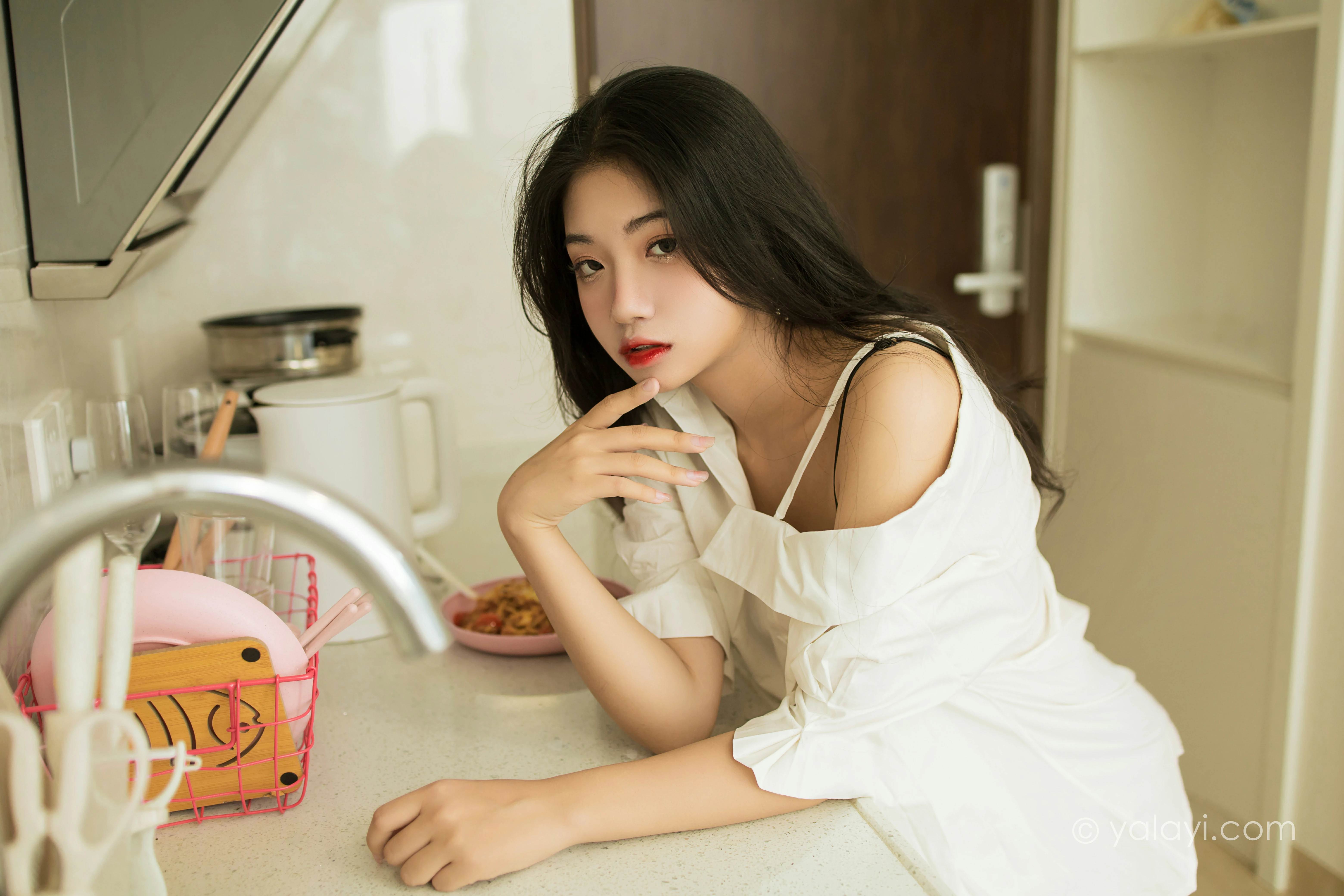 [YALAYI雅拉伊]NO.846 亲密爱人 孙小怡 白色衬衫加内衣性感私房写真集第1张