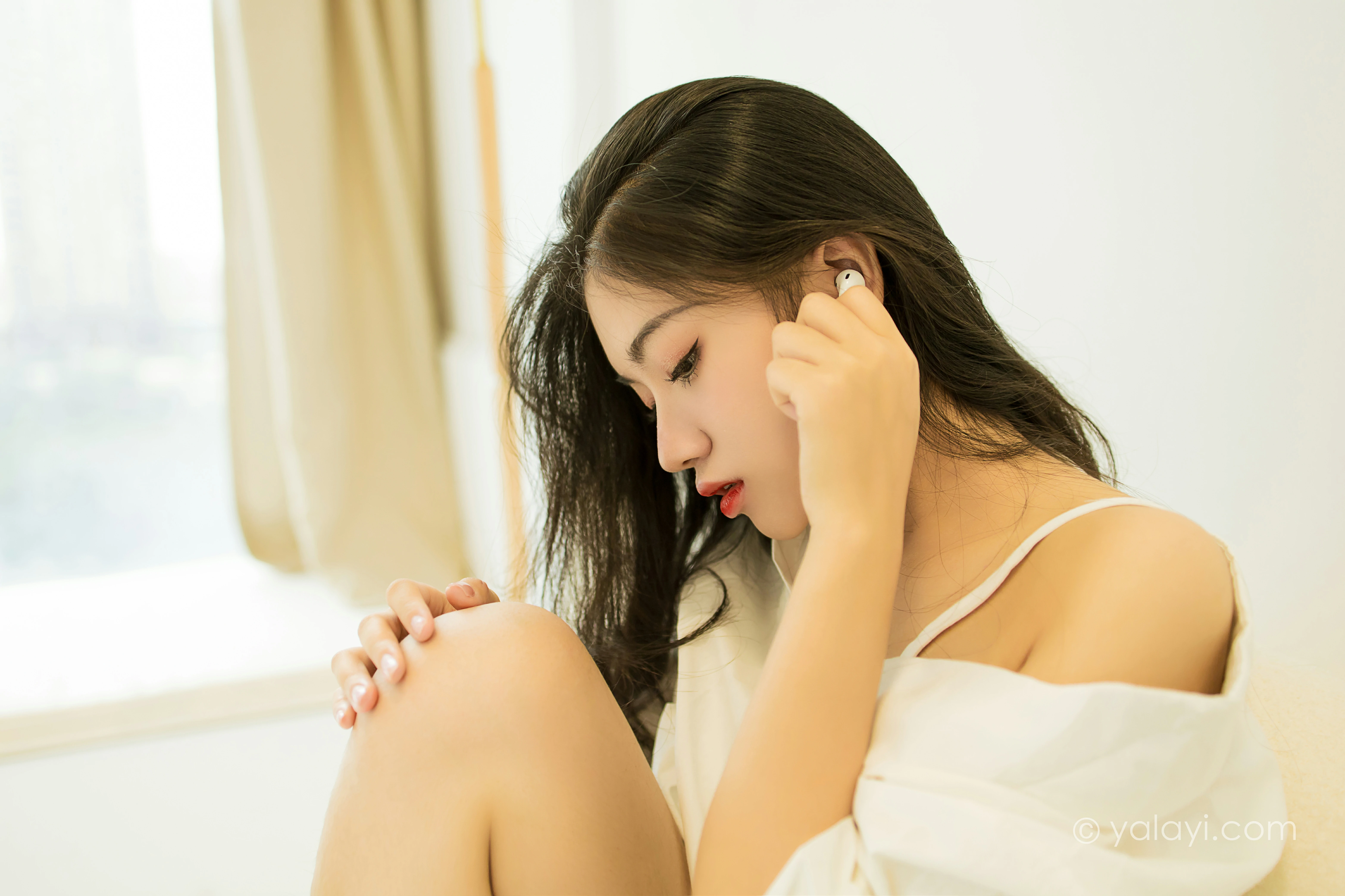 [YALAYI雅拉伊]NO.846 亲密爱人 孙小怡 白色衬衫加内衣性感私房写真集第8张