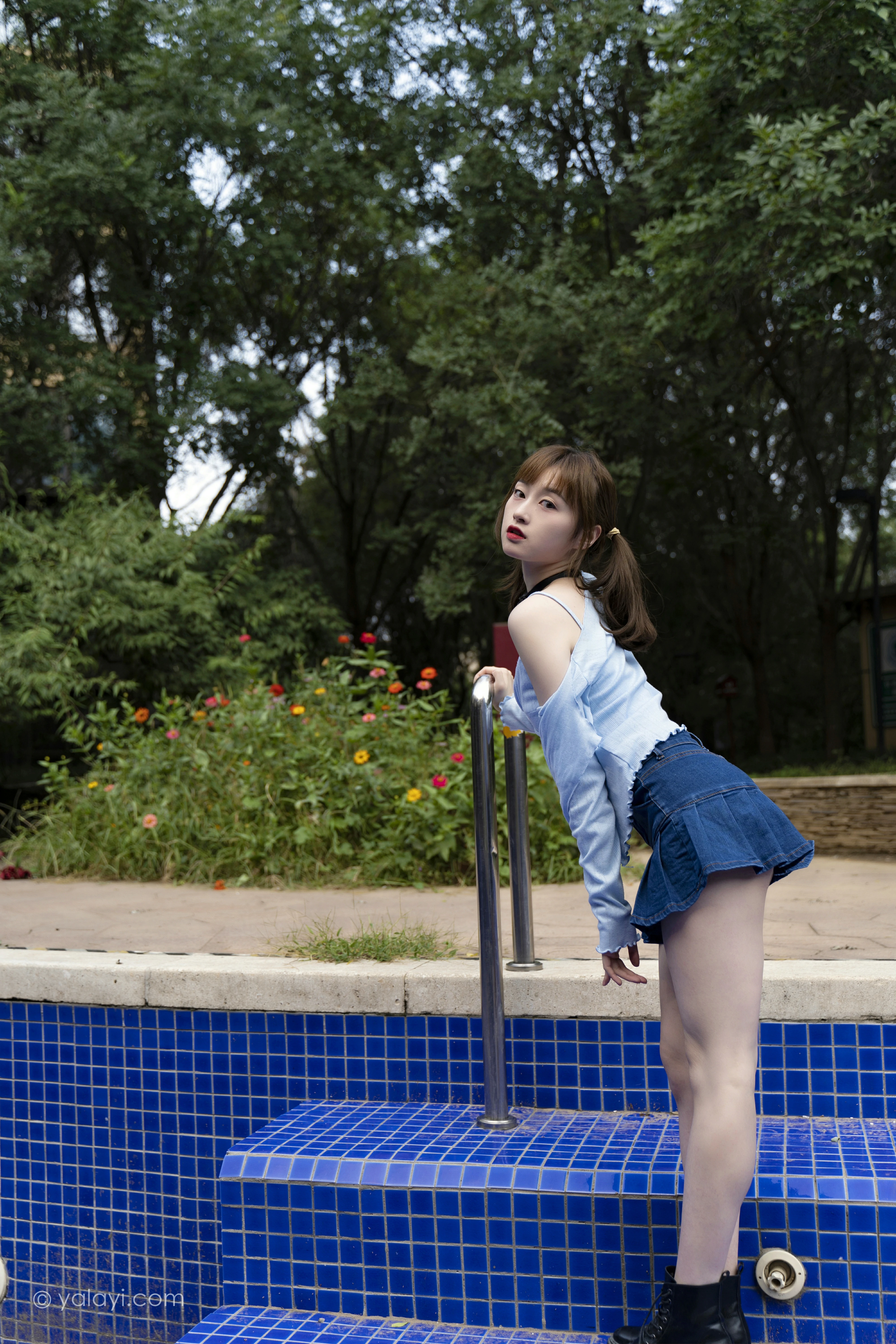 [YALAYI雅拉伊]NO.847 阳光下 京京 蓝色衬衫与小背心加牛仔短裙清纯可爱写真集第3张