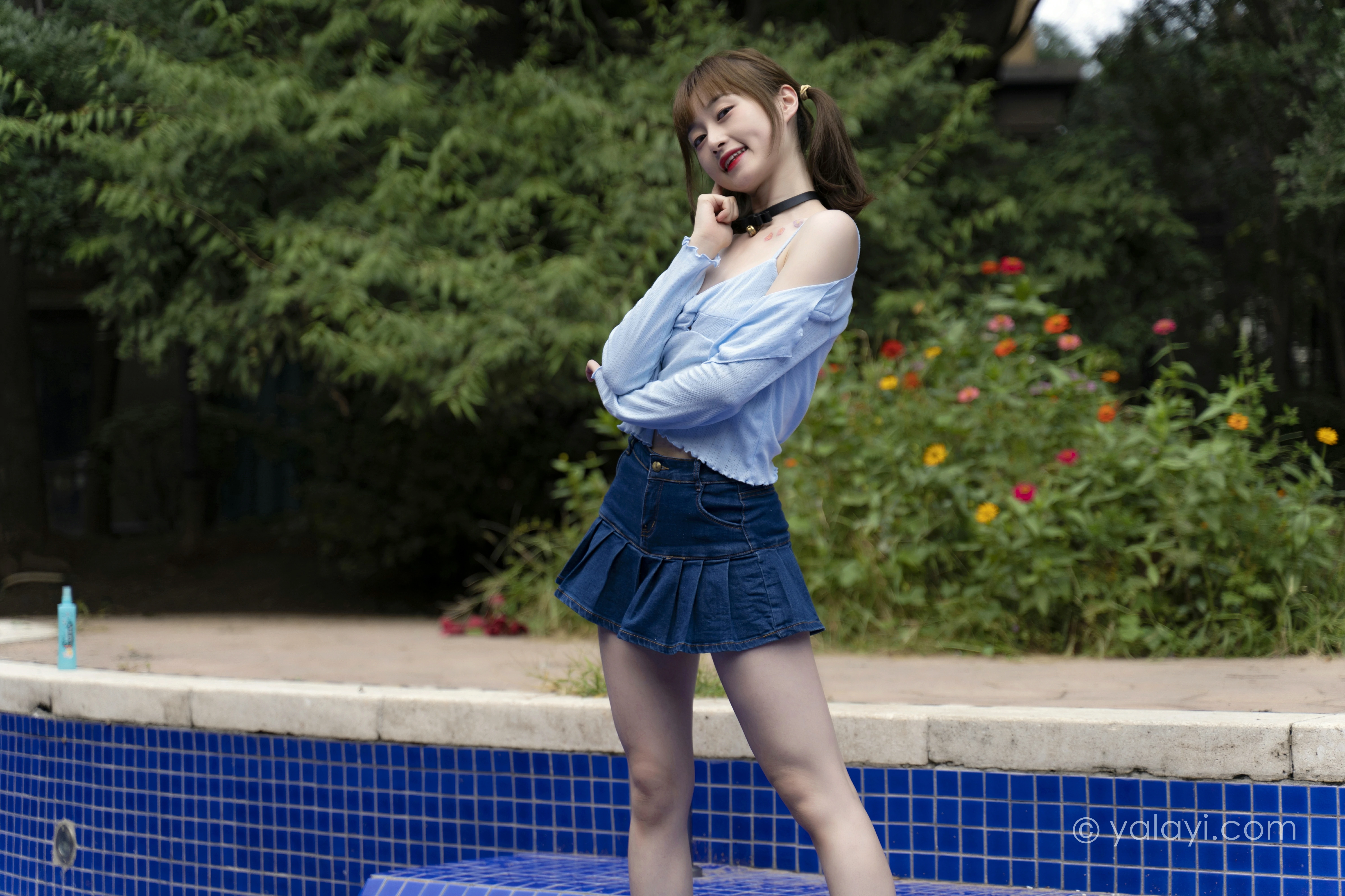 [YALAYI雅拉伊]NO.847 阳光下 京京 蓝色衬衫与小背心加牛仔短裙清纯可爱写真集第2张