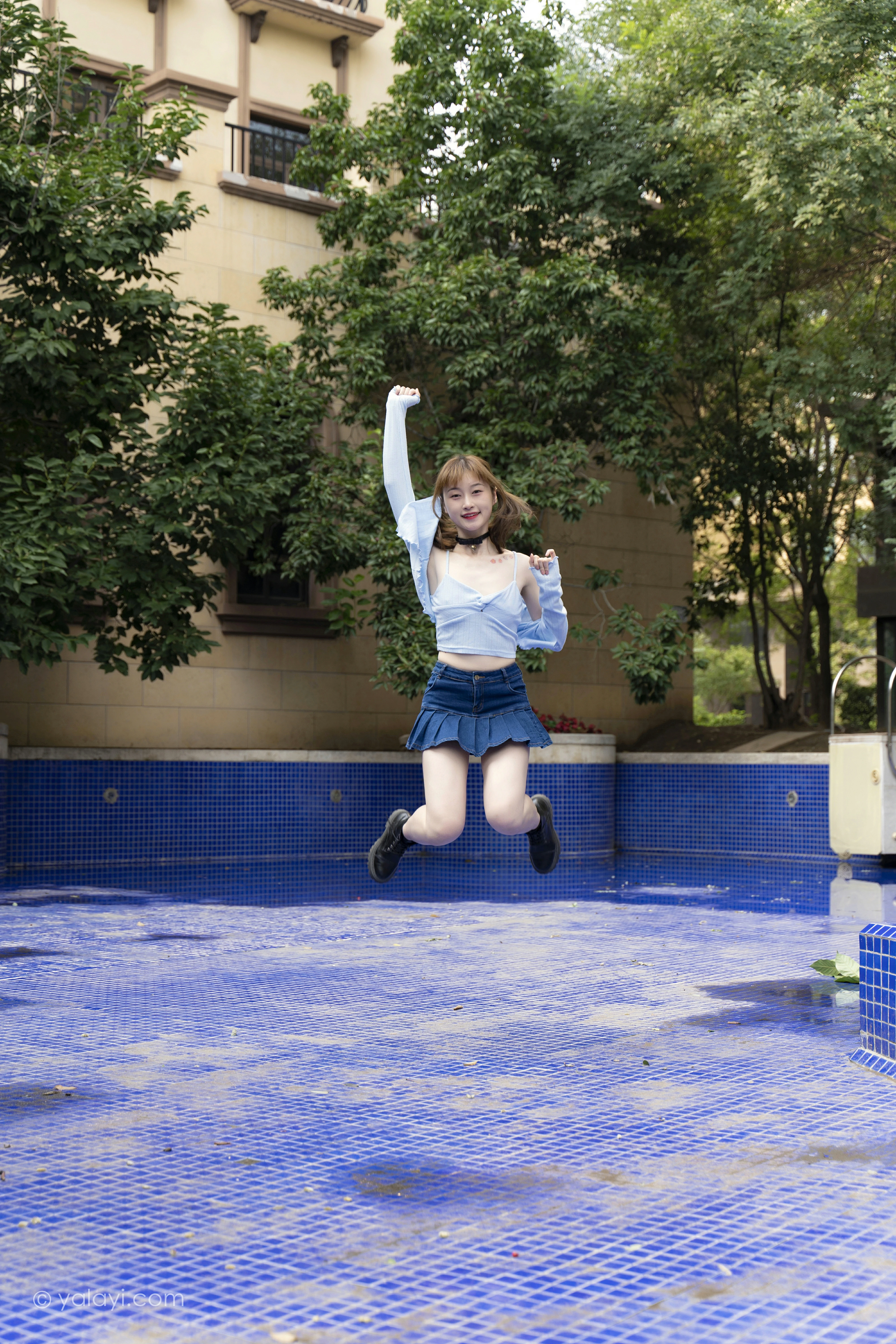 [YALAYI雅拉伊]NO.847 阳光下 京京 蓝色衬衫与小背心加牛仔短裙清纯可爱写真集第6张