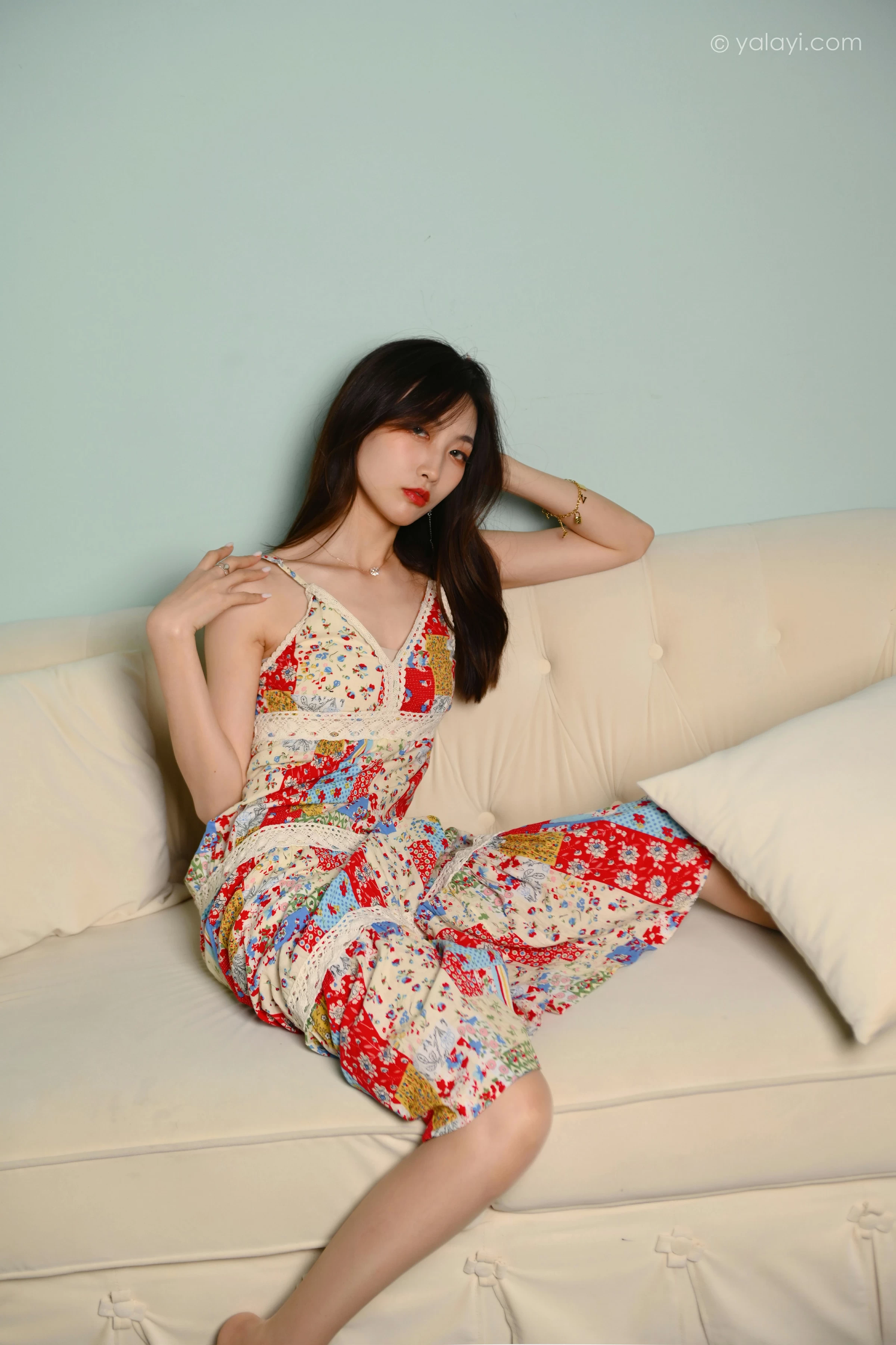 [YALAYI雅拉伊]2022.01.05 镜子里 佳佳 红色吊带连衣裙居家性感写真集第2张