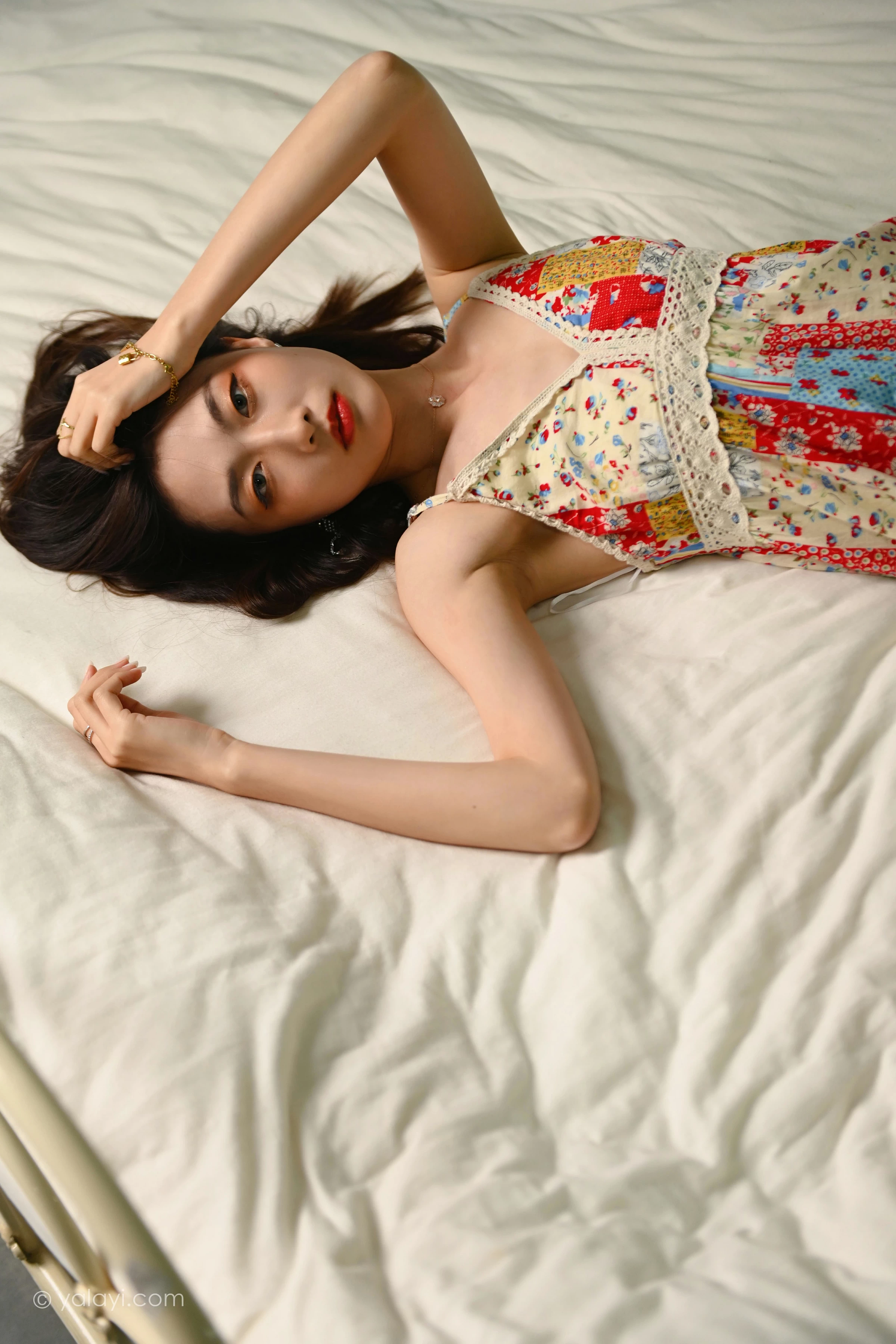 [YALAYI雅拉伊]2022.01.05 镜子里 佳佳 红色吊带连衣裙居家性感写真集第11张